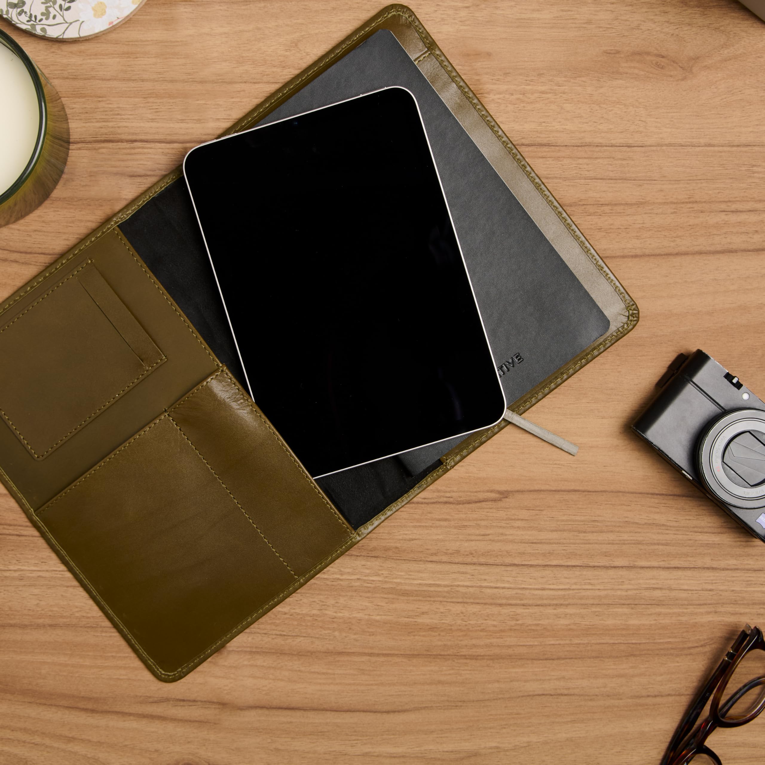 Theodore Copertina in pelle formato A5 – Premium Padfolio per notebook 5,5 x 9 pollici, tasca per carte, portapenne, segnalibro e telefono (verde oliva)