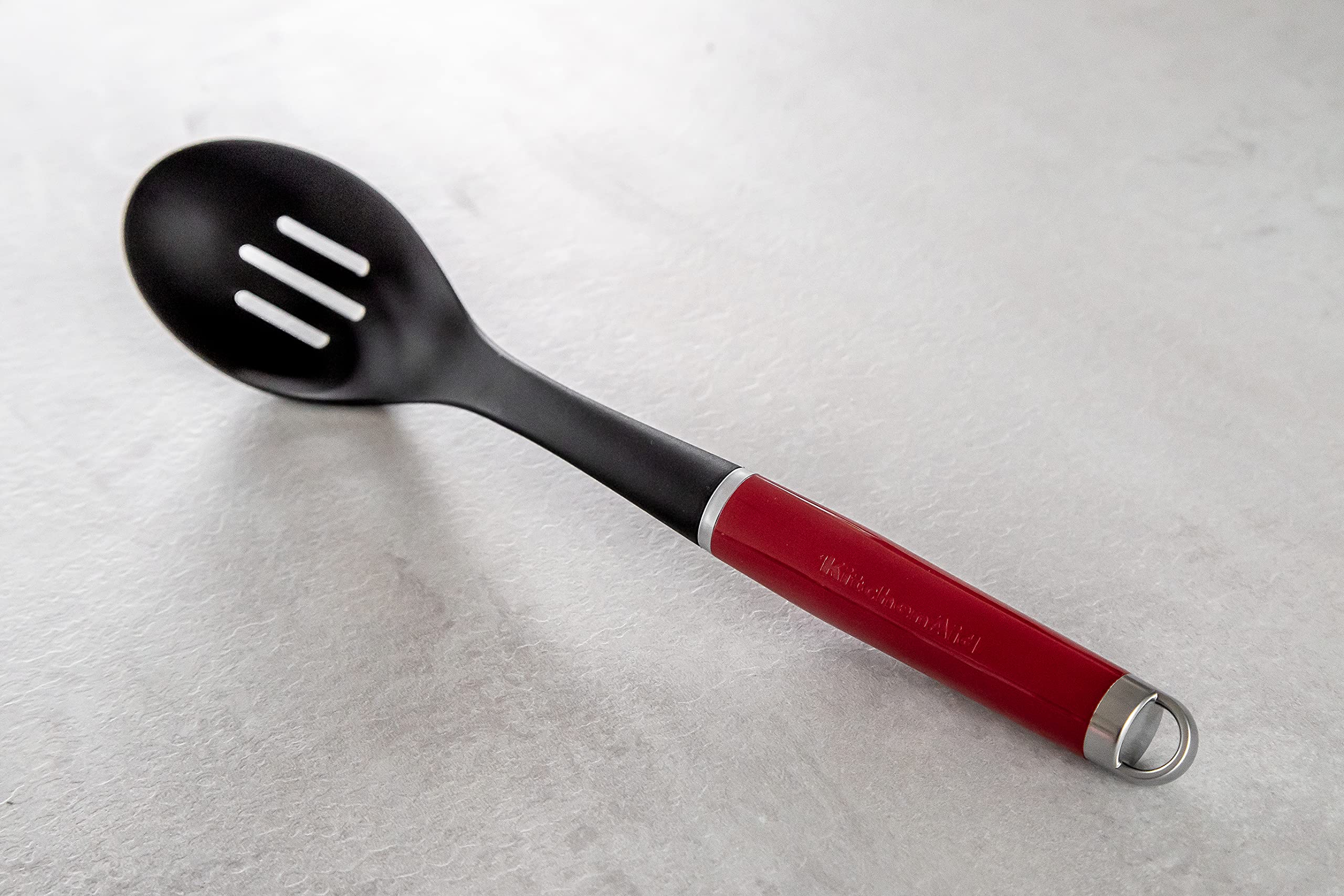 KitchenAid Łyżka do Gotowania z Otworami, Odporna na Wysokie Temperatury, Nieprzywierająca Powłoka - Kolor Empire Red