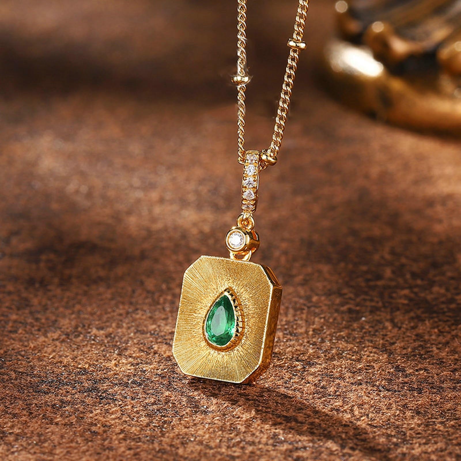 Damen 9K 14K 18K Gelbgold Mattes geometrisches Anhänger mit 0,5 ct im Labor hergestelltem Smaragd und Moissanit