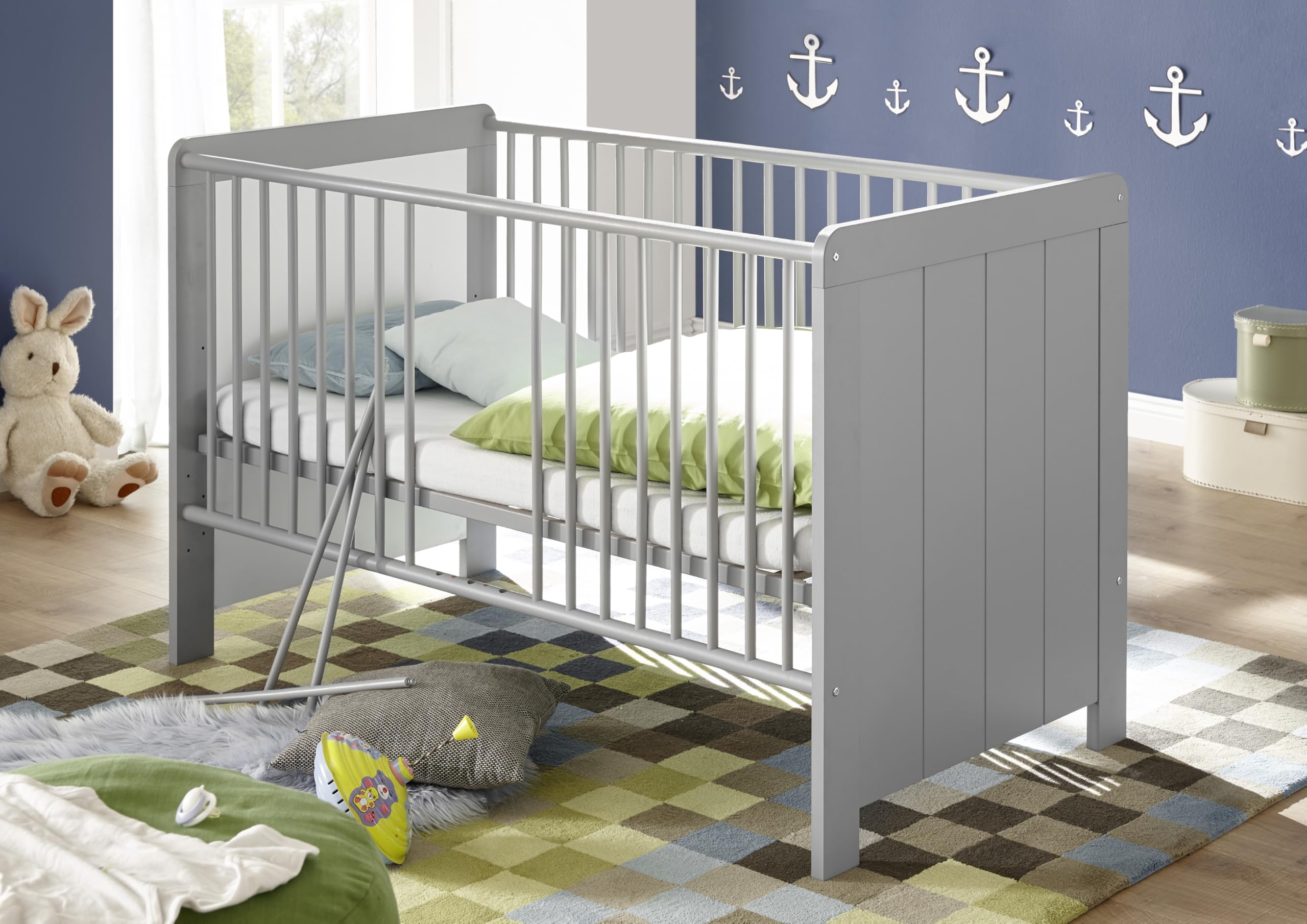 M Möbel-Direkt Deutschlands schnelle Möbel Babyzimmer Larissa 5-teilig - Kinderzimmer in Bolton Oak & Arktisgrau mit Drehtürenschrank, Babybett 70x140 cm höhenverstellbar, Wickelkommode & Regal