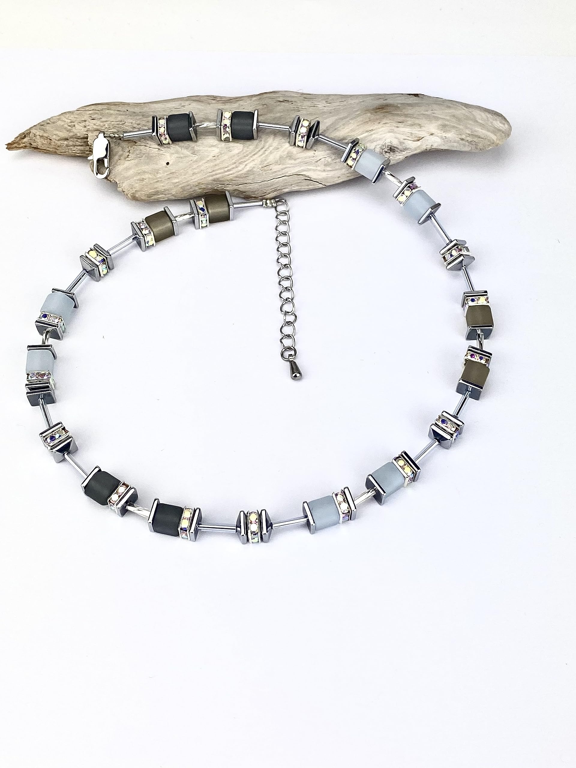 Handgemachte Hals Kette mit Polaris Würfel und Hämatit Edelstein sowie einem Edelstahlverschluss mit Verlängerung