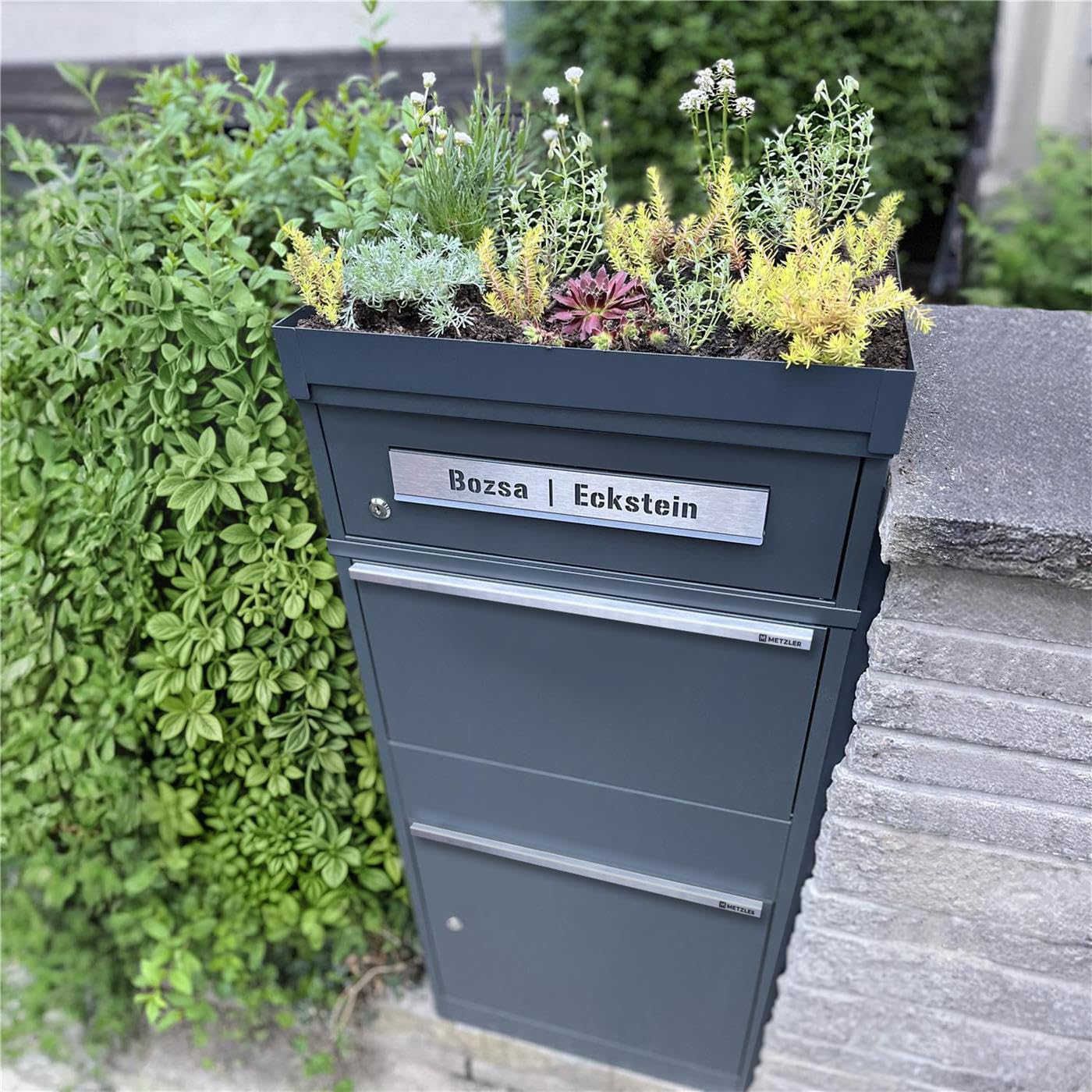 Metzler Paketbriefkasten mit Pflanzdach und Paketfach in Anthrazit RAL 7016, abschließbar und wetterfest, personalisierbares Edelstahlnamensschild, freistehend, robust, für große Pakete