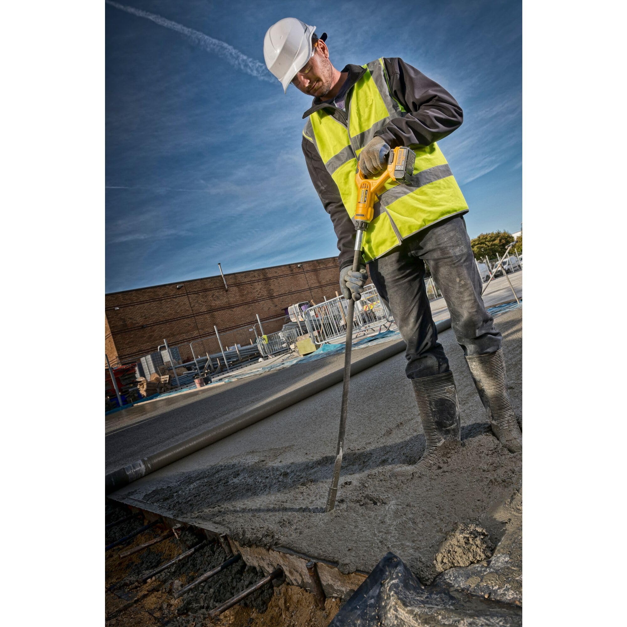 DEWALT - Aiguille Vibrante XR 18V - DCE531N-XJ - Vibrateur à Béton sans Fil Vendu sans Batterie, ni Chargeur - 15000 vibrations/min - 1,2 m - Diamètre Tête 28,6 mm - Elimine Air dans Blocs de Béton