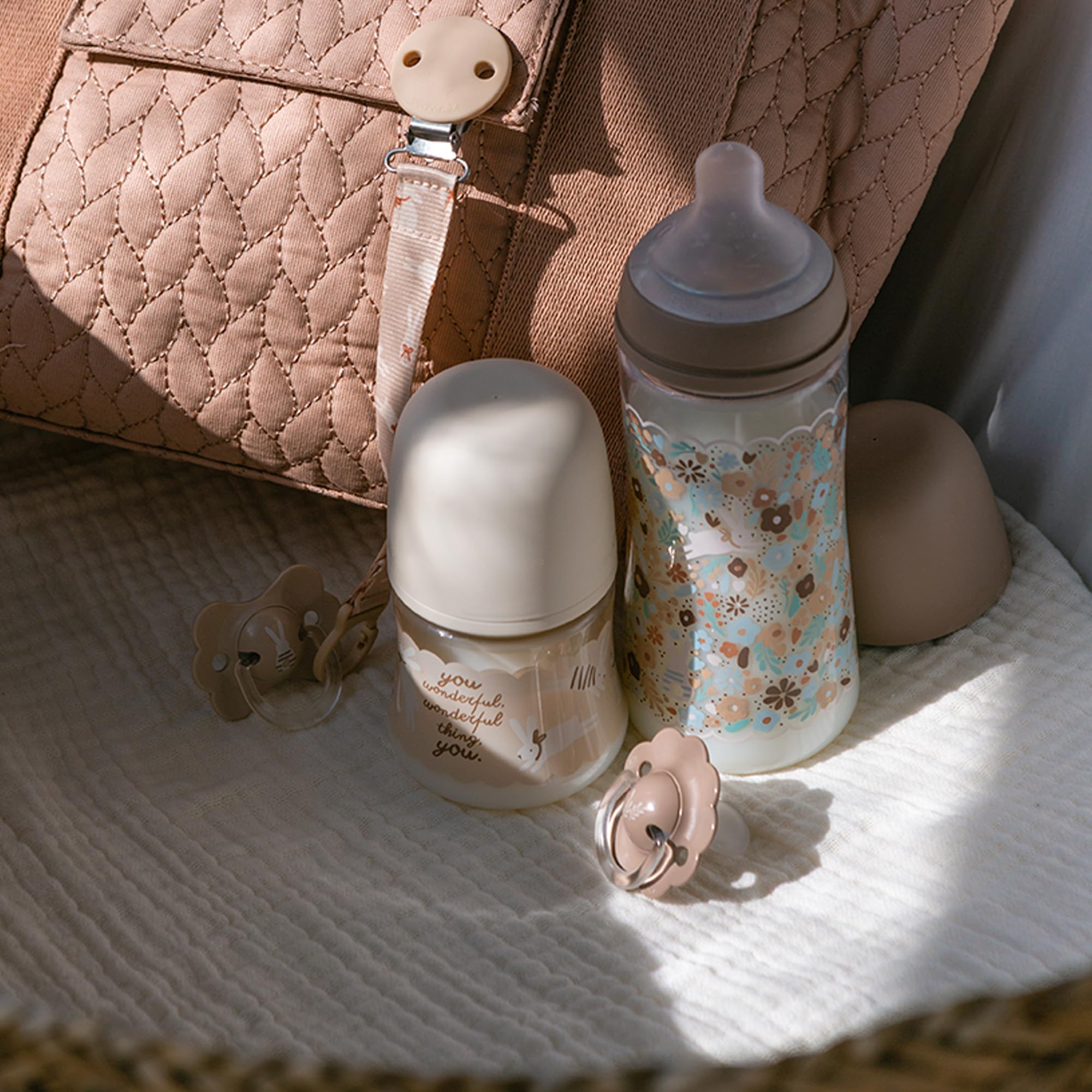Suavinex, Biberon 360 ml, avec Tétine Symétrique SX Pro en Silicone et Valve Anti-Colique, Débit Dense (L), pour Liquides Épais, Bouillies Liquides et Eau, Bébés +6 Mois, Wonderland Beige Floral - 4