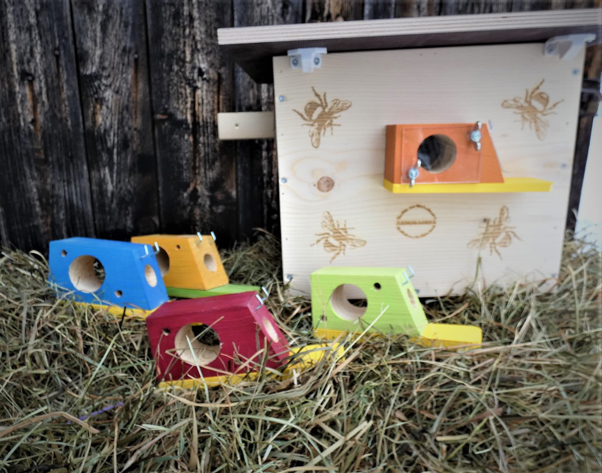 Hummelkasten zum Stellen oder aufhängen, mit Wachsmottensperre, 2X Sichtfenster und Nistmaterial edel geflammt, Wetterfest Bienenhaus Hummelhaus Nistkasten Hummelvilla Bienen Insektenhaus