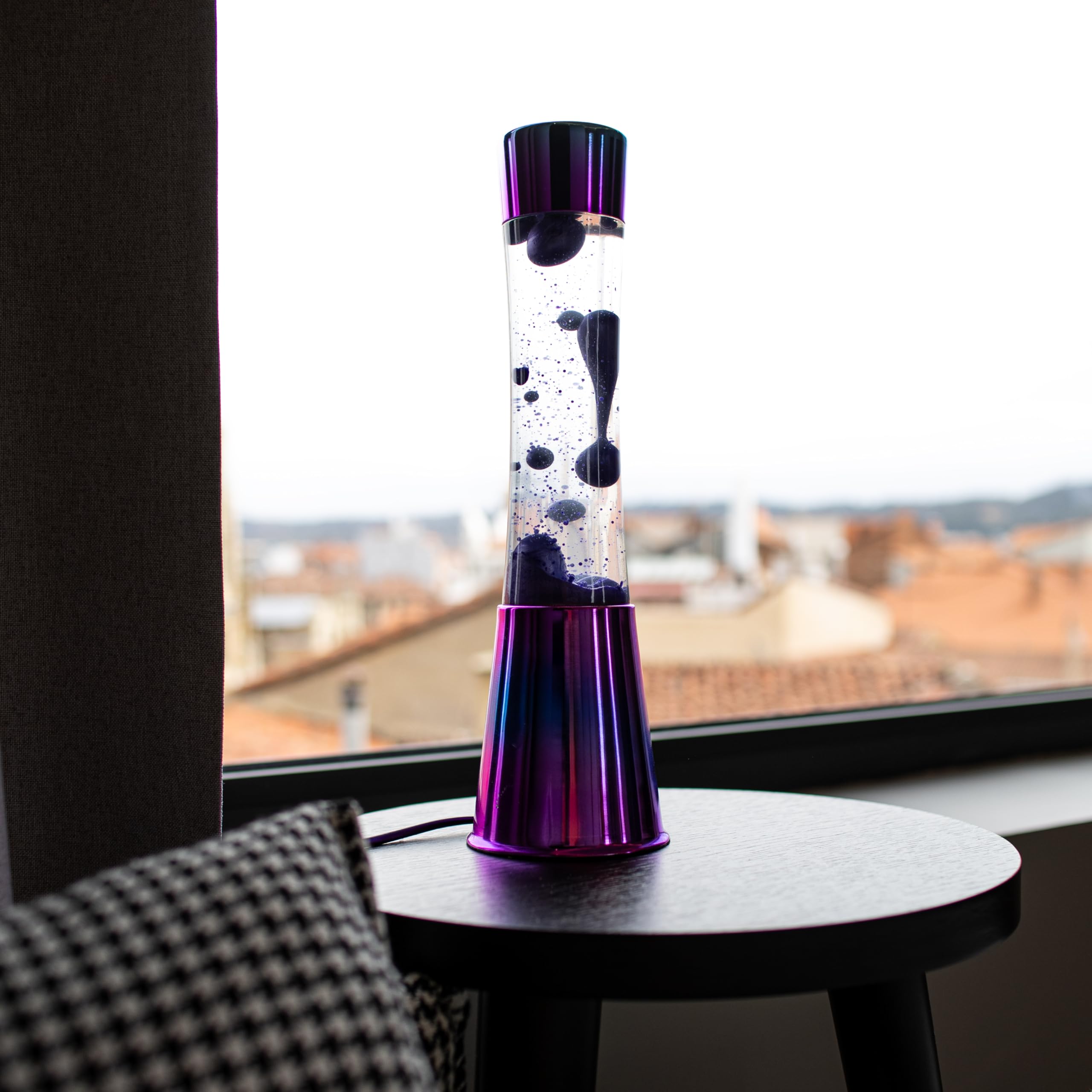 Fisura - Lámpara de lava iridiscente. Base iridiscente, líquido transparente y lava morado metálico. Lámpara efecto relajante. Con bombilla de repuesto. 11 cm x 11cm x 39,5 cm.