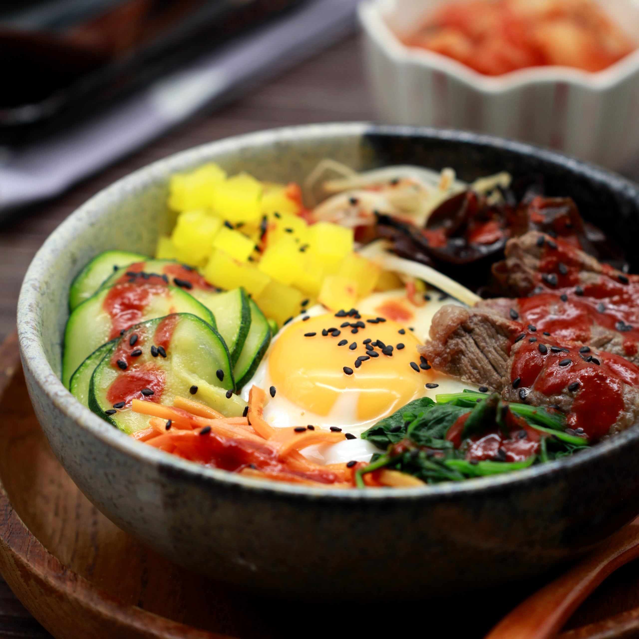 Bibimbap Kochbox (8-teilig, für 6 Portionen) – DIY Set inkl. Anleitung für Korean Rice Bowl – mit Reis, Gochujang, eingelegter Rettich, Sesamöl & mehr | auch für Anfänger, Geschenkidee