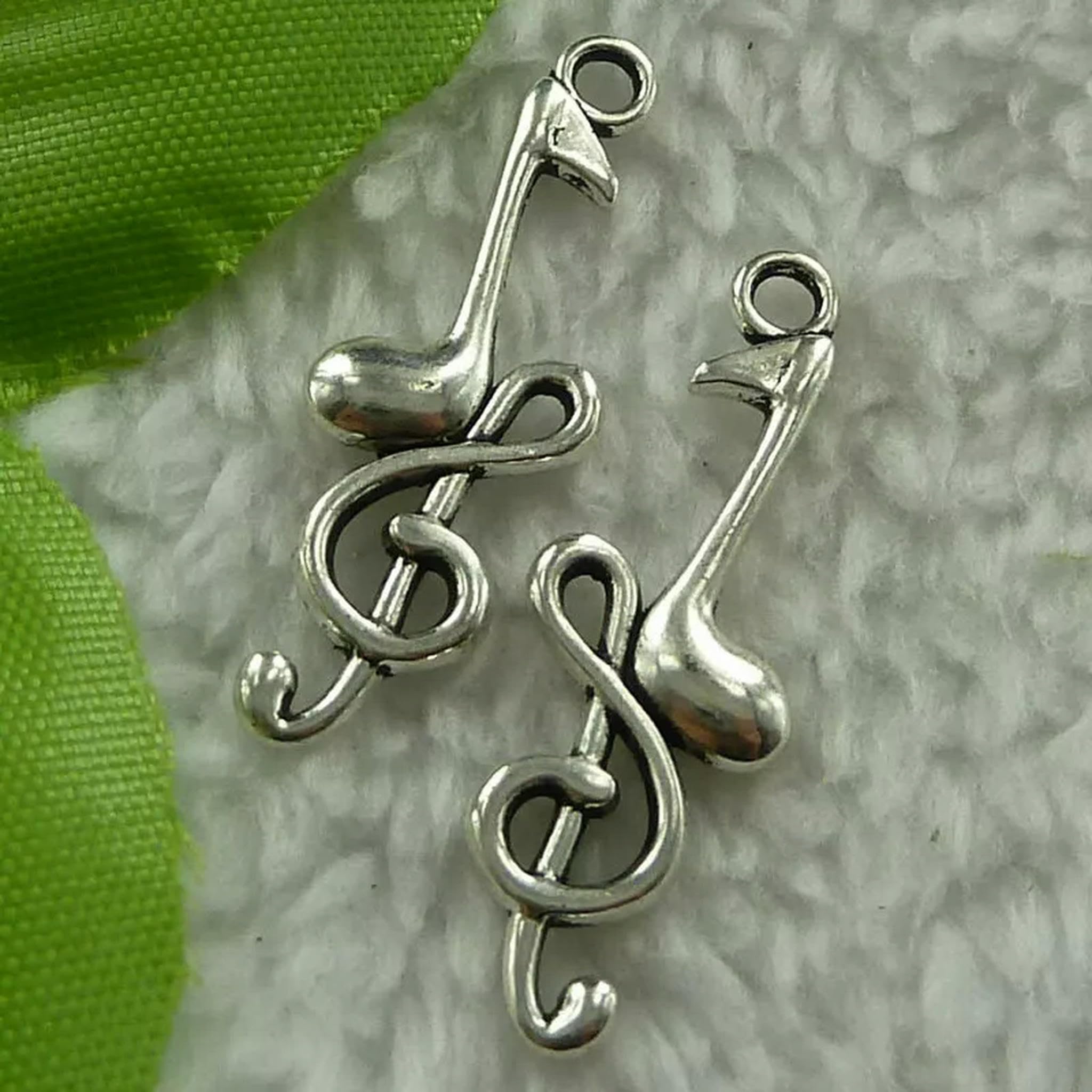 Pendentifs argent tibétain ciselés 32x11 mm, l'élégance du style rétro