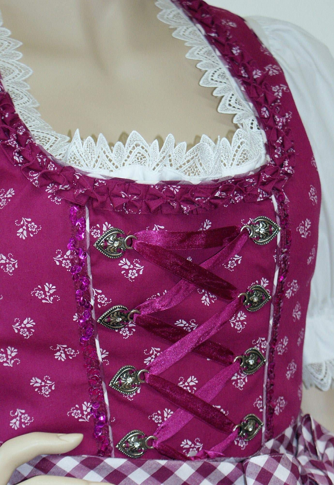 Hammerschmid Dirndl Kleid Trachtenkleid Balkonett Dirndlkleid Baumwolle Spitzen Brust-Schnürung Baumwolldirndl pink Fuchsia waschbar Streublumen mit Karo-Schürze pflegeleicht