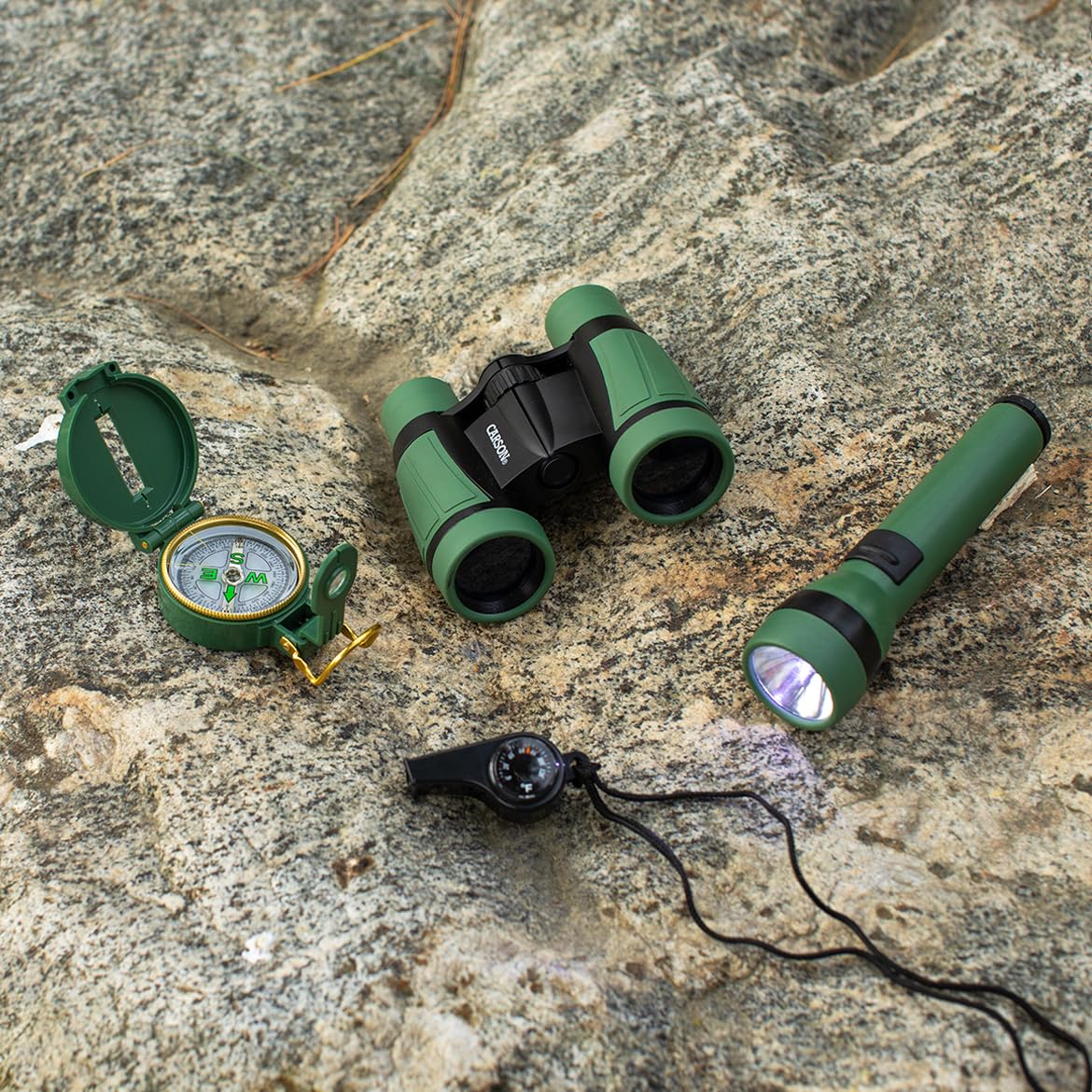 Carson Kit di Sopravvivenza per Bambini AdventurePak Kit da Campeggio, con Binoculari, Bussola per Bambini e Torce Elettriche , Design Compatto e Sicuro (HU-401)