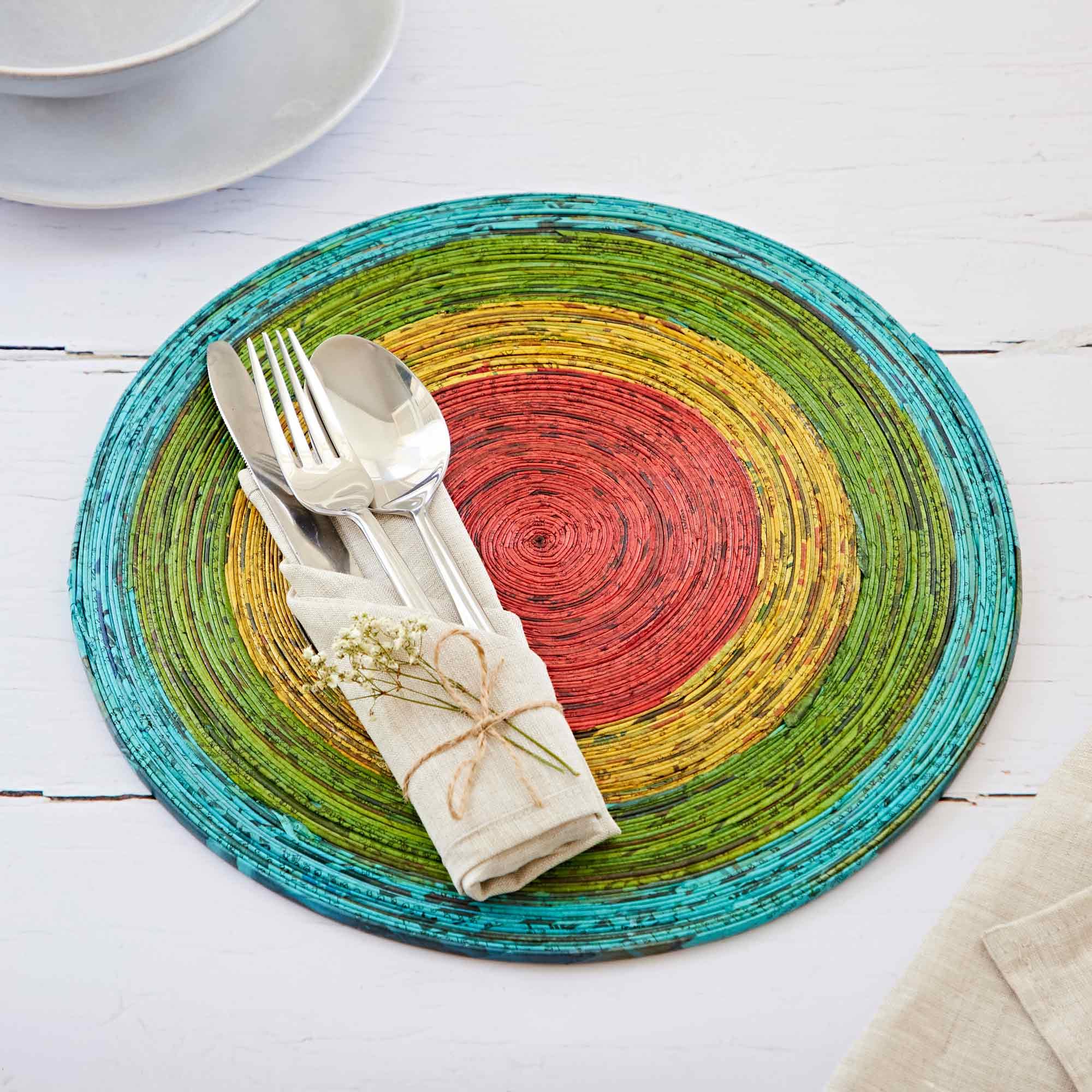 Runde Tischsets aus recyceltem Zeitungspapier - Blau/Grün/Gelb/Rot | Groß | Nachhaltige Tischsets | Handgefertigte Bunte Tischsets