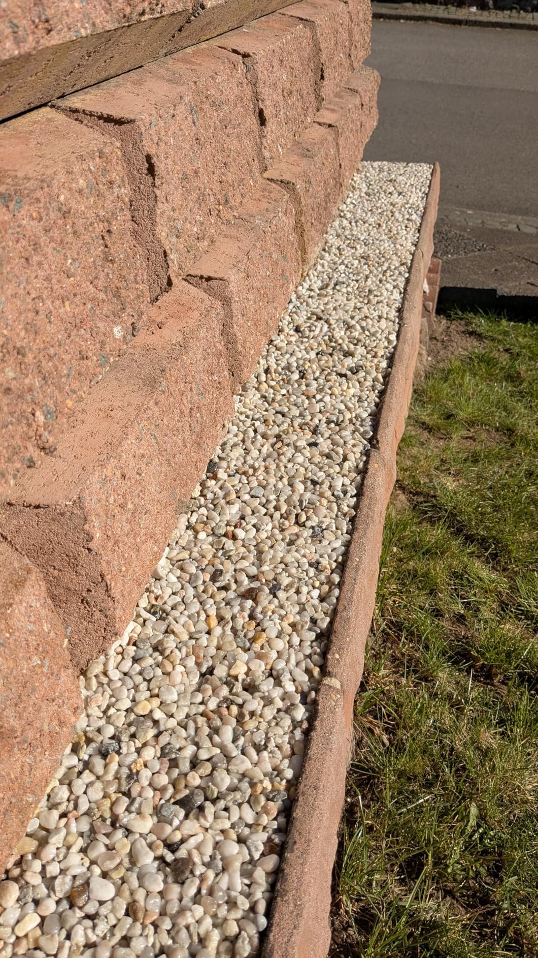 Kiesbinder/Kiesverfestiger (5L) Bindemittel für Kies Schotter und Mulch aller Art Mulchbinder Gartenbahn Steinweg Dauerhafte Bindung - Hält bis zu 3 Jahren.