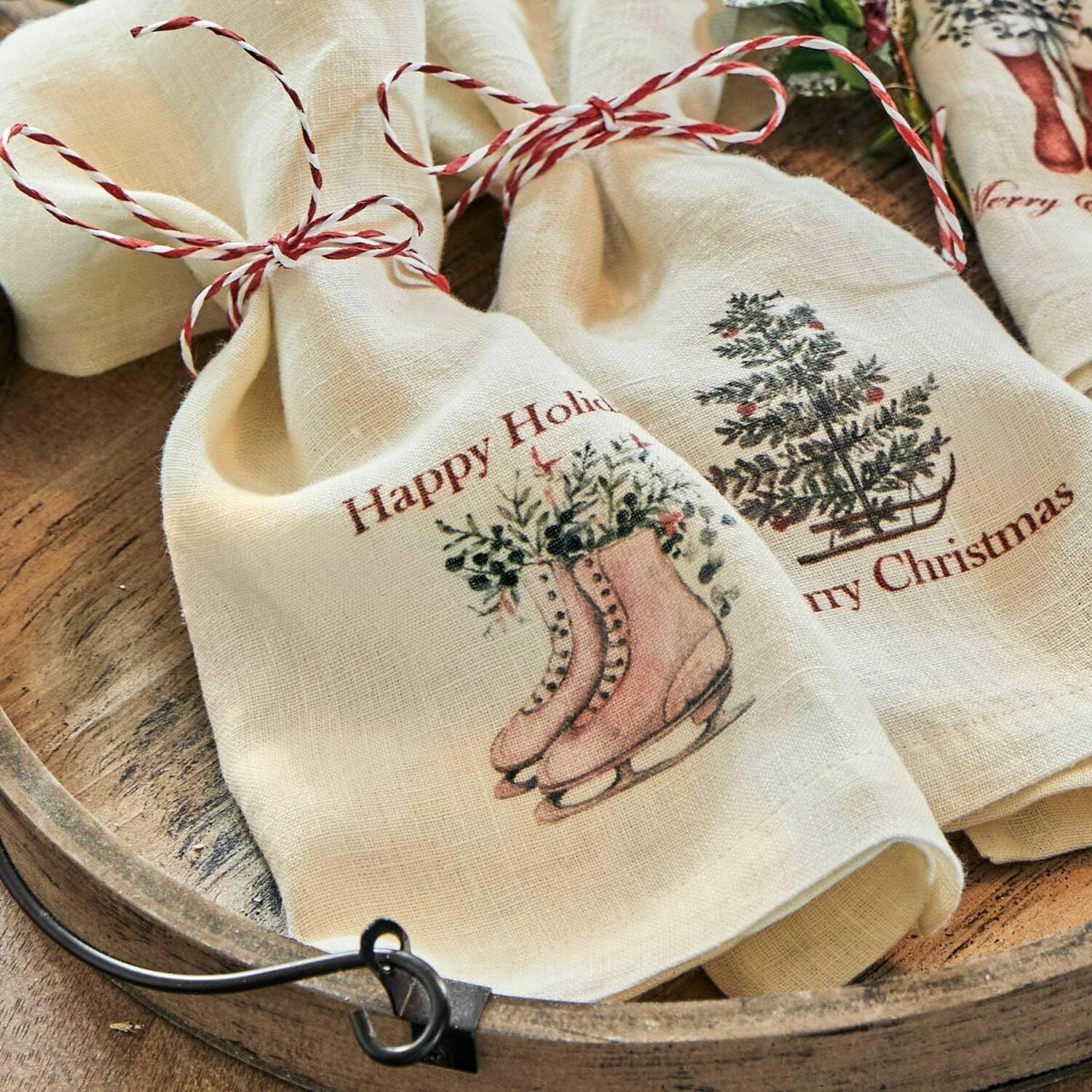 LOBERON Serviette 4er Set Merry & Bright, Dekorative Weihnachtsmotive, Festliche Tischdekoration, Weihnachtsdeko, Weihnachtliche Textilien, Leinen, weiß/rot