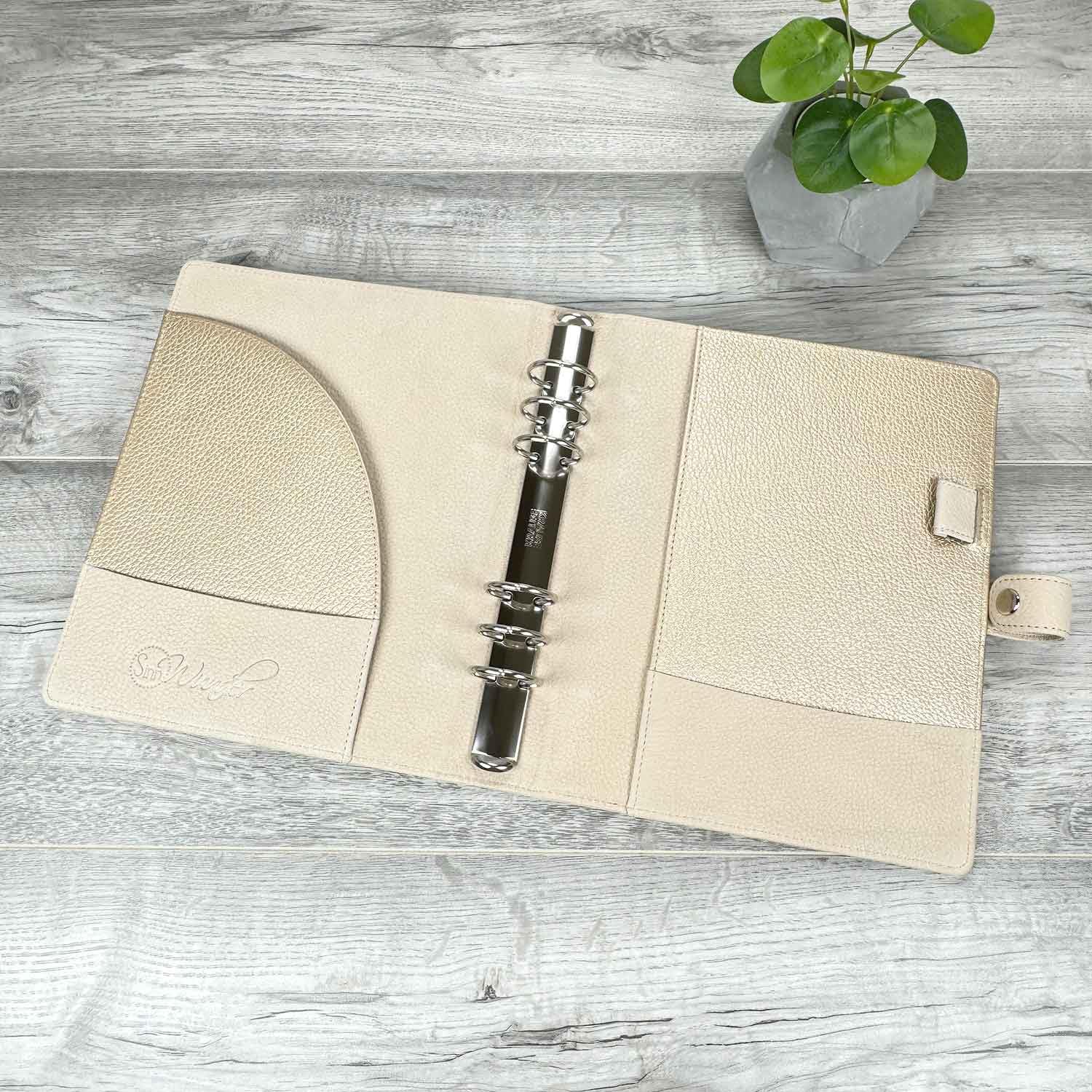 SinnWunder® Premium Ringplaner-Mappe mit 6 Ringen - nachfüllbar - aus geschmeidigem, italienischem Velourleder - Größe Din A5 -Creme-Gold