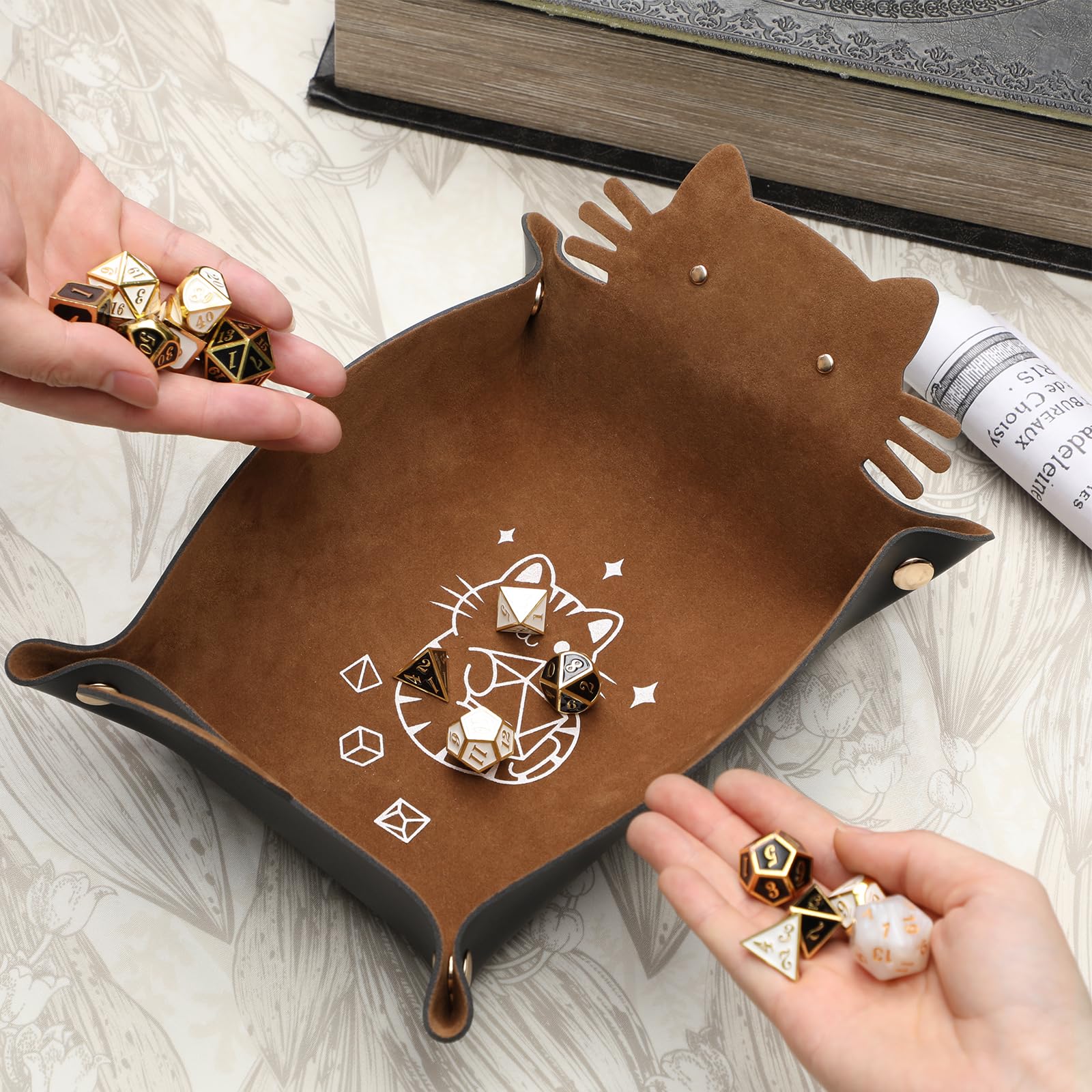Würfeltablett mit Katzenmotiv, Faltbarer Würfelhalter aus Leder, tragbarer Würfelaufbewahrungs-Organizer, lustiges Geschenk für DND-RPG-Spieler (Braun)