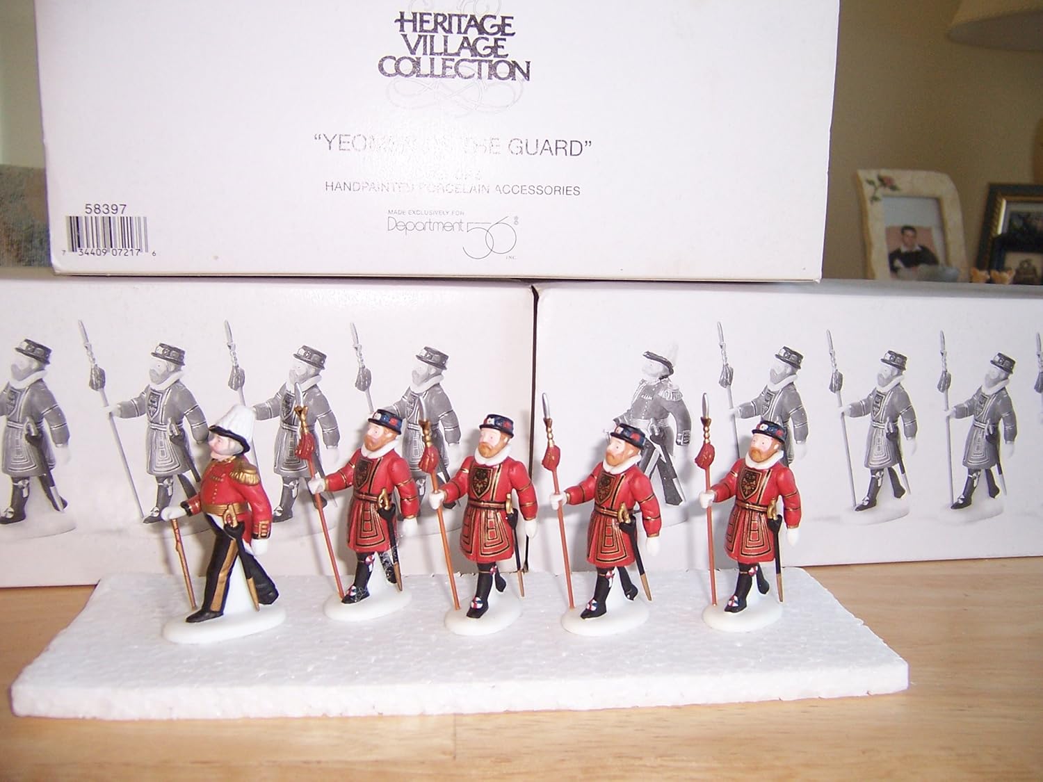Department 56 'Yeomen of the Guard set of 5' 58397 Heritage village collection