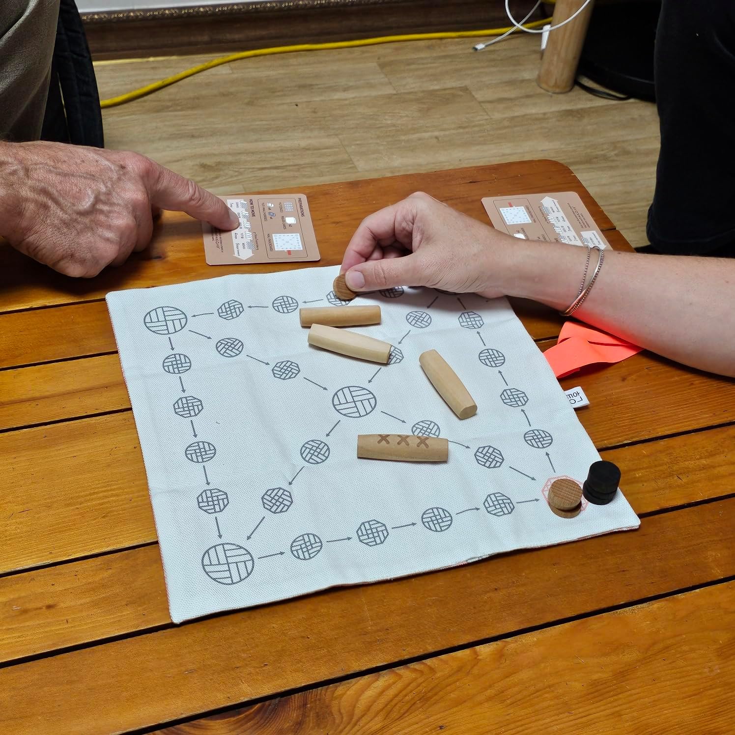 Giftable YUTNORI(Portable Board Game), Traditional Korean Party Game (with Unique Dice), Korean Folk Game YUNNORI, 2~4Teams, 15min, Strategy & Luck, Fast Pace, Mini Board Game