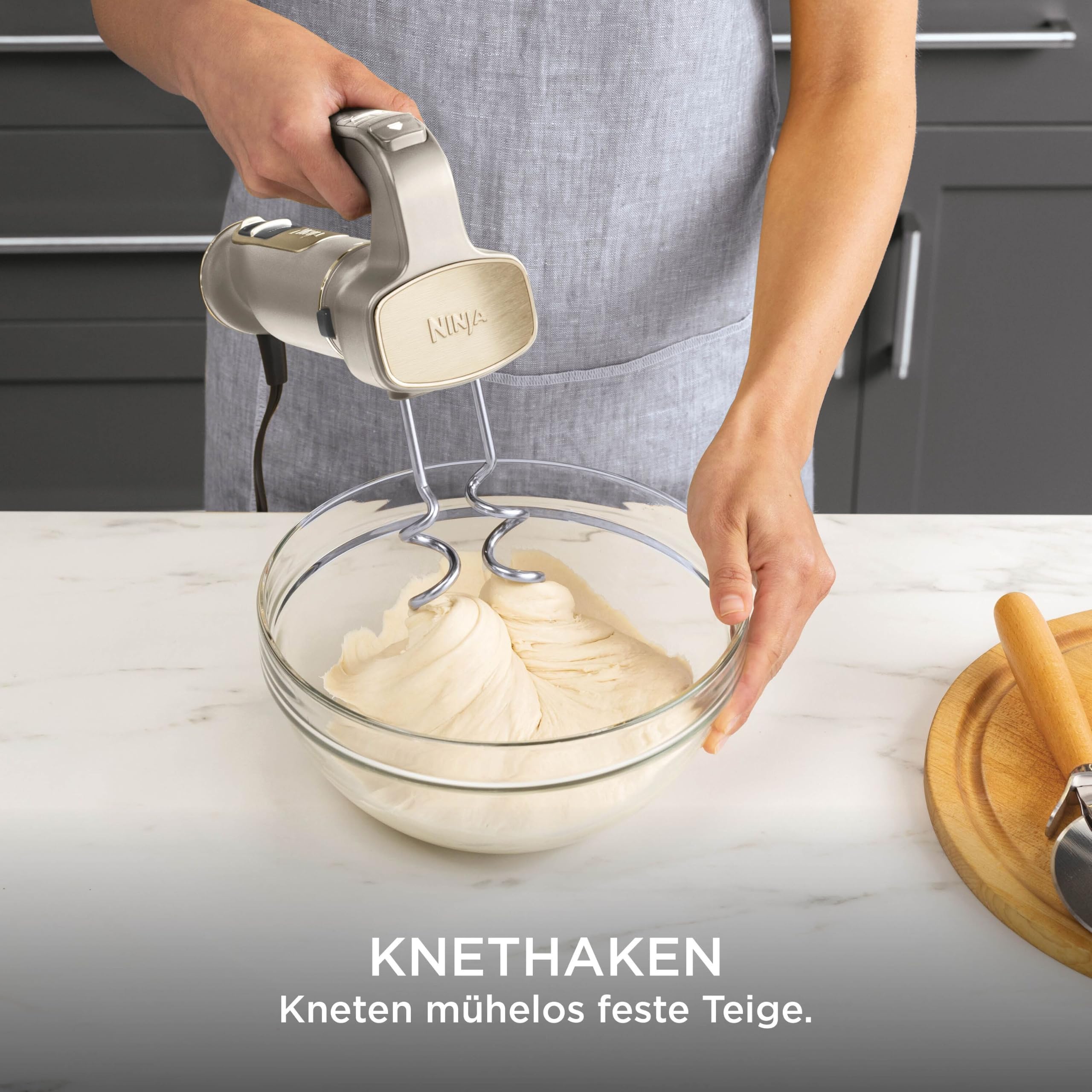 Ninja Foodi 3-in-1 Stabmixer Stufenweise Anlauf, 2 Misch-und 5 Rührgeschwindigkeiten zum Zerkleinern, Mischen, Kneten und mehr, spülmaschinenfest, Stone Gold CI100EUSTGD