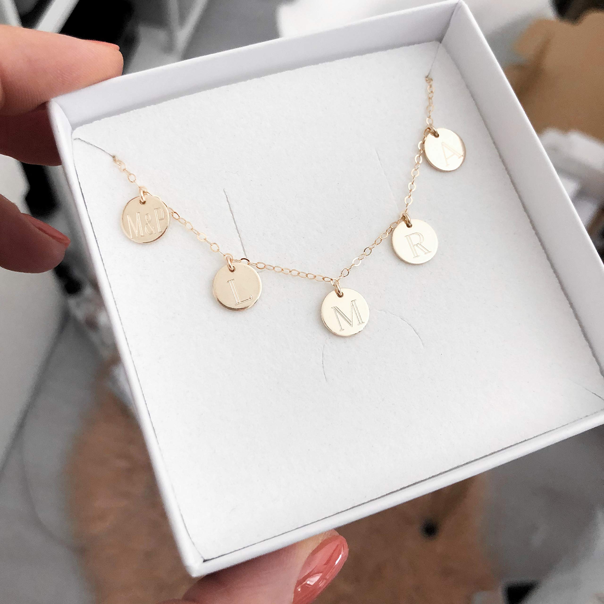 MONA Familienkette mit Gravur – Personalisierte Kette aus Roségold Filled | Platz für bis zu 5 Namen | Schmuck mit Initialen oder Daten | Geschenkidee für Valentinstag, Muttertag, Geburtstag