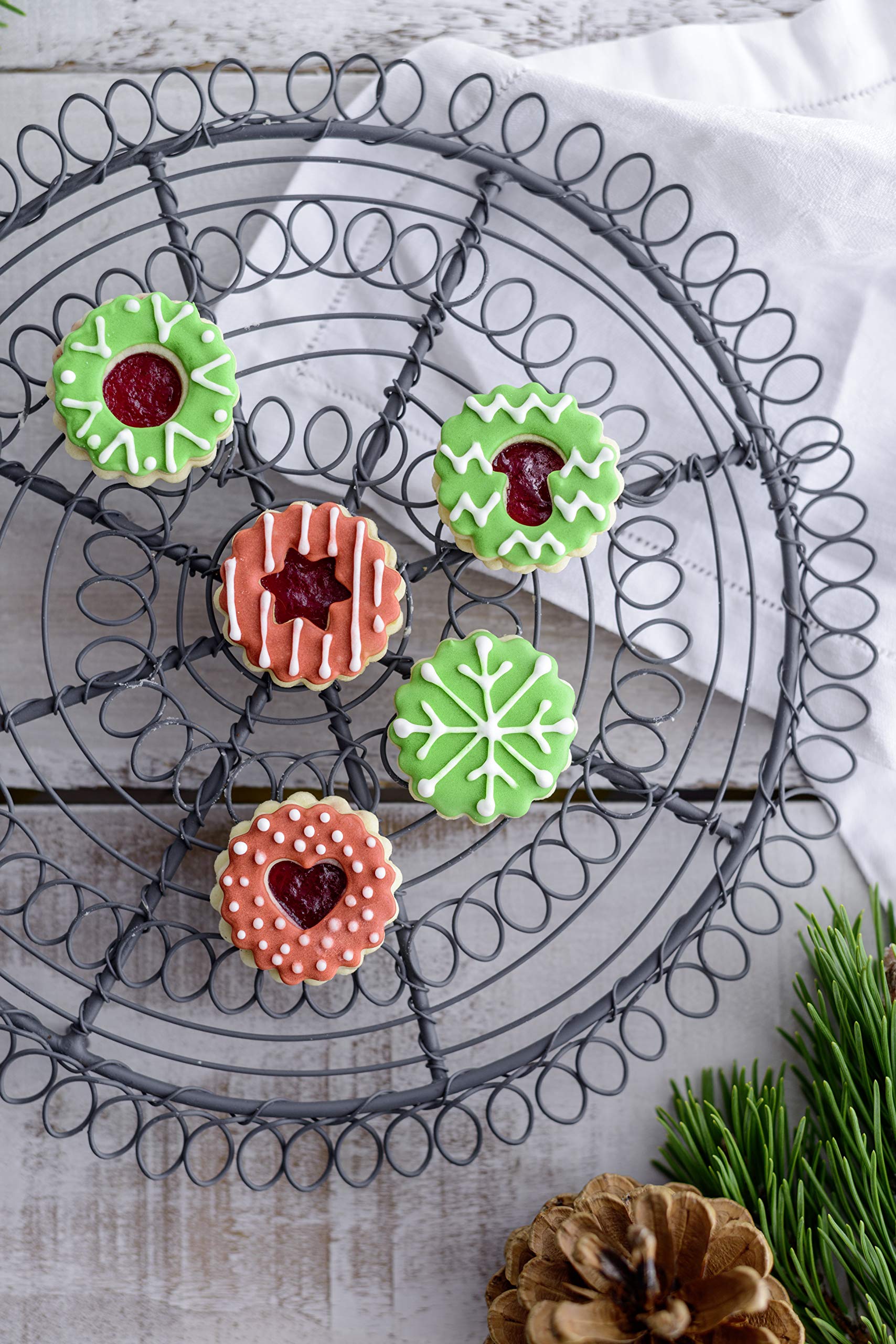 Dr. Oetker 15er Mini-Linzer Ausstecher-Set, Ausstechformen für Weihnachten, hochwertige Ausstecher für Plätzchen, Kekse und Fondant, vielfältige Motive (Farbe: Silber), Menge: 1 x 15er Set