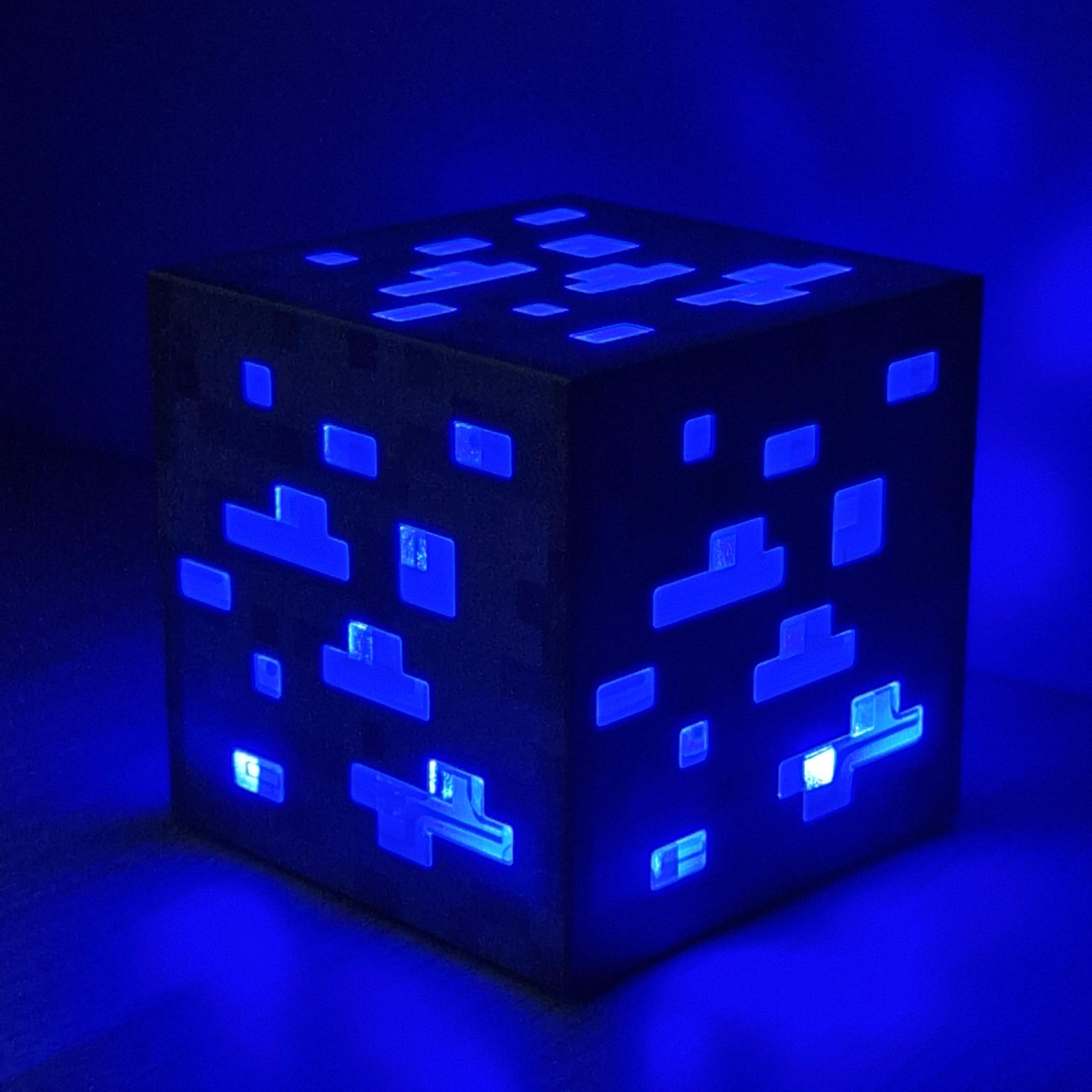 Lampada LED Cubo Diamante Miner - Luce Notturna Rossa per Gamer- Design Energia a Blocchi per Cameretta e Postazione Gaming - Idea Regalo Appassionati Videogiochi(DIAMOND)