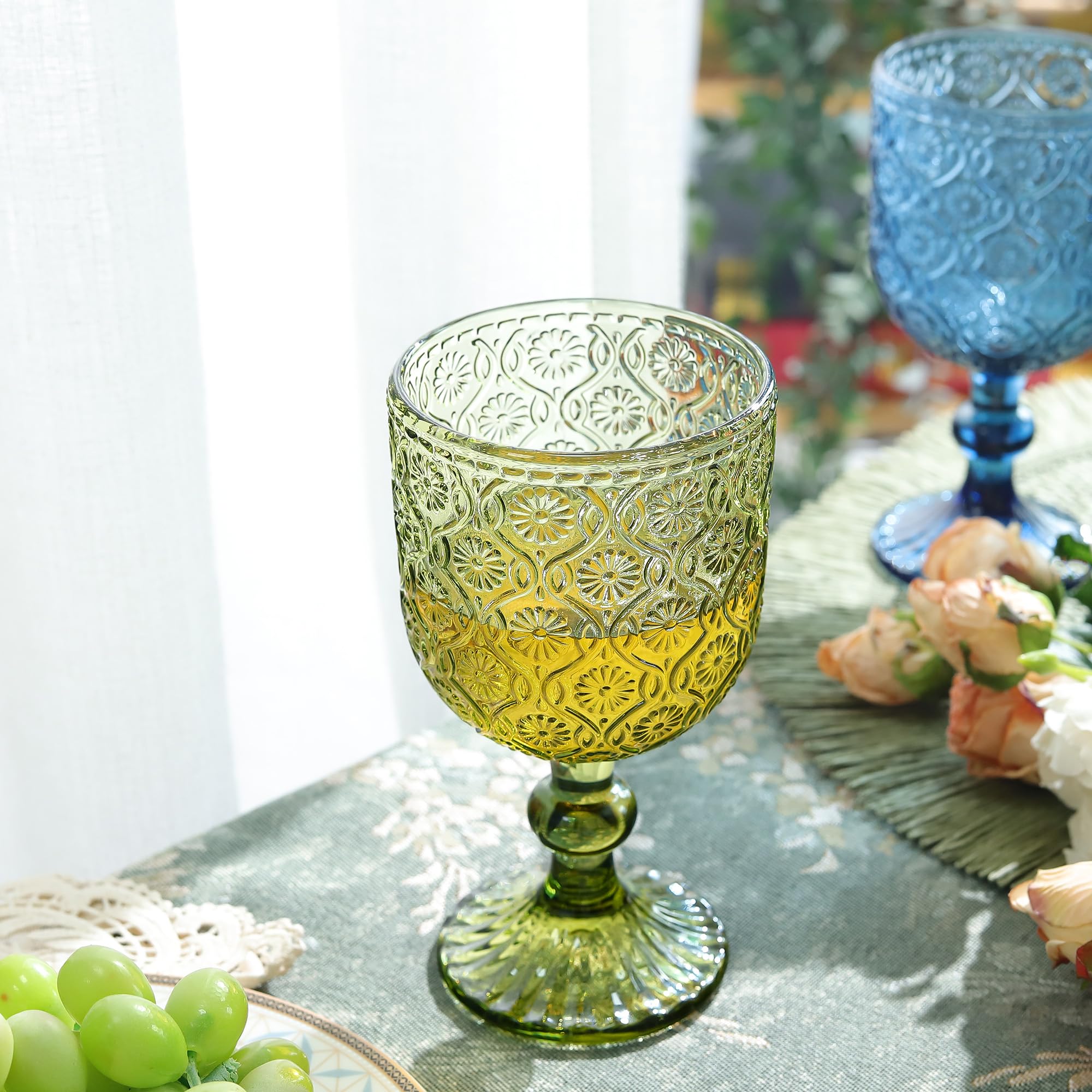 Joeyan 350ml Vintage Weingläser Grün, Blütenrelief Kelche mit Stiel, Weinkelche Landhausstil für Saft Getränke,Bunt Rotweingläser Weißweingläser Trinkgläser mit Fuß,Set von 4,Spülmaschinenfest