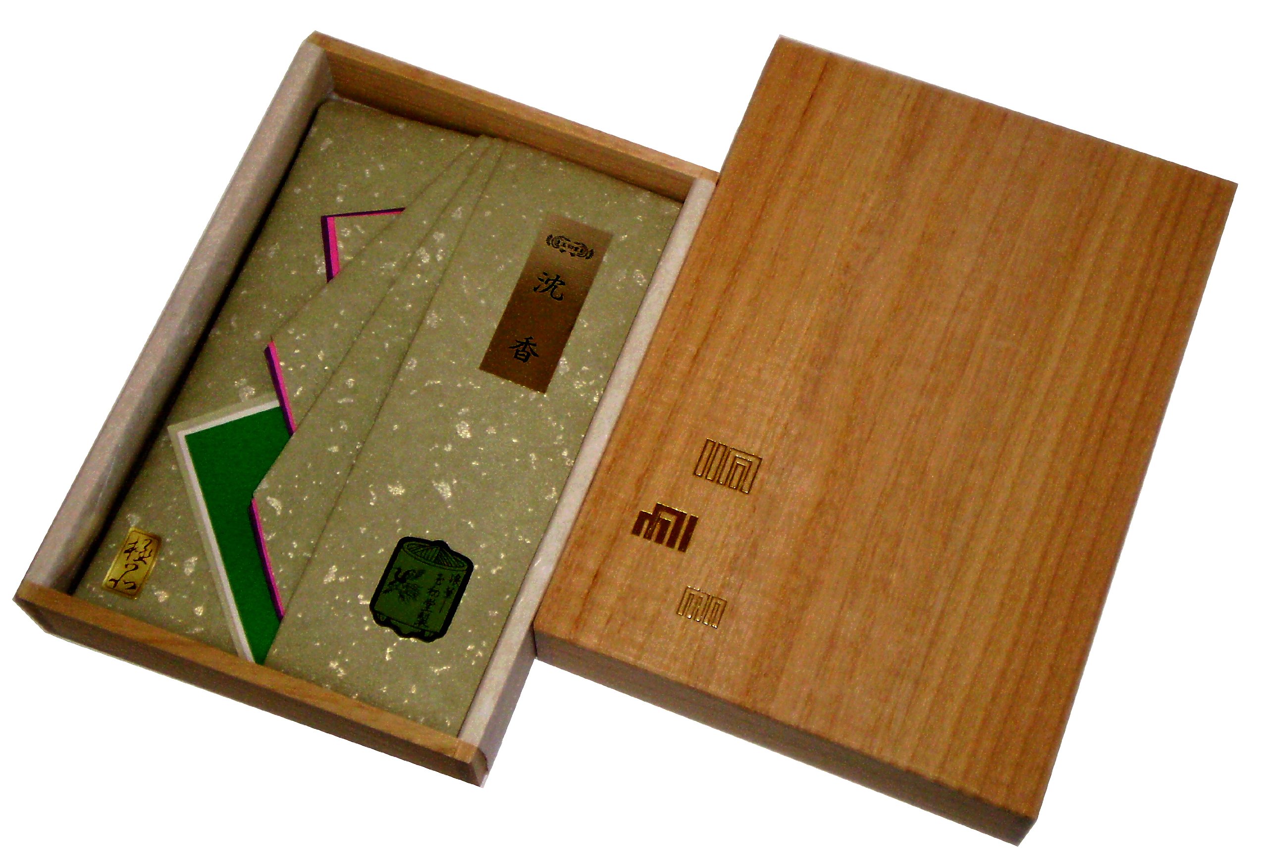 Amazon.co.jp: 玉初堂のお香 極品沈香30g タトウ紙包み 桐箱仕立 #485