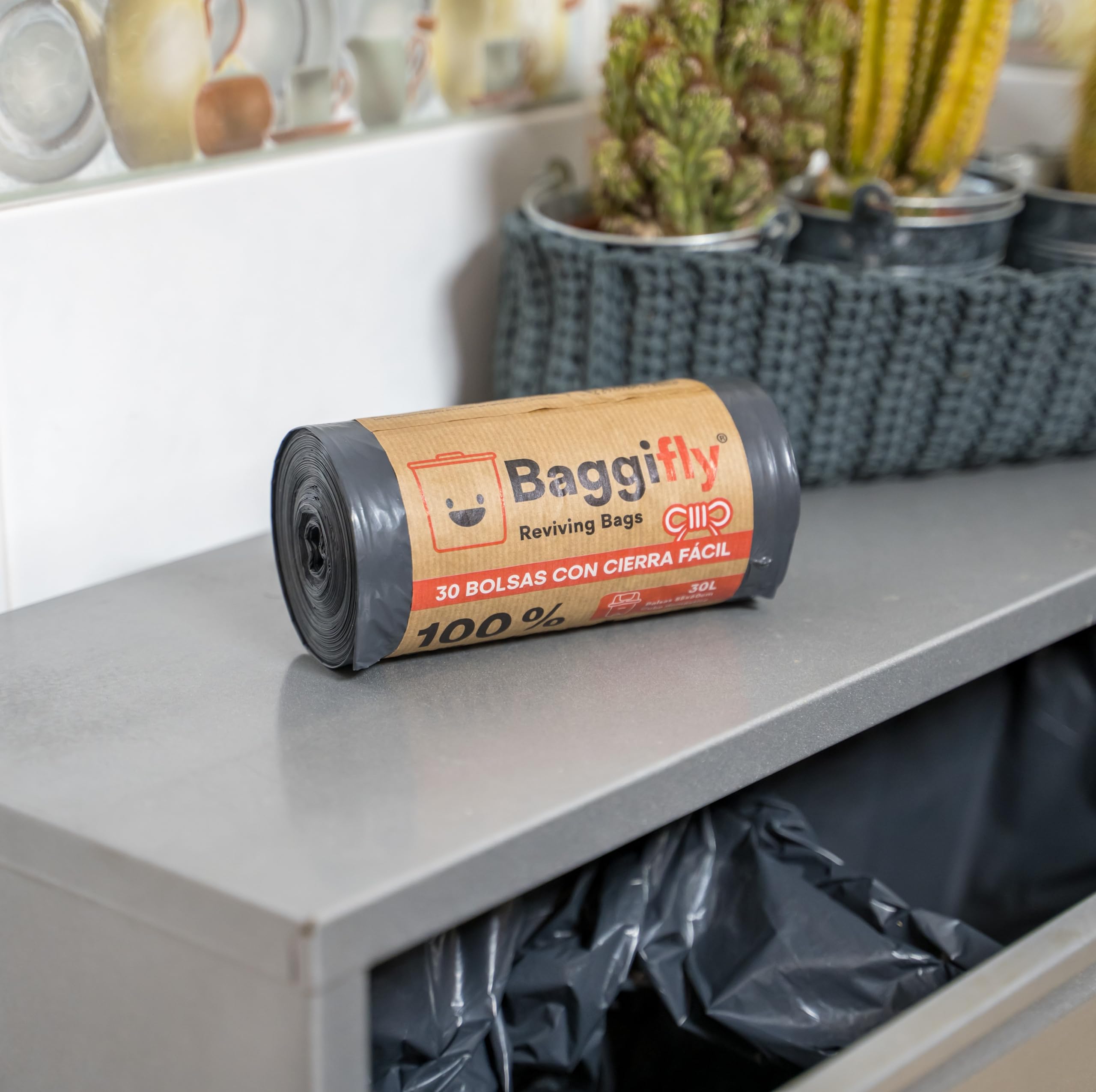 Baggifly, Müllbeutel 30L, 300 Stück, Extra Reißfest, 100% Recycelt, Mit Tragegriffen, Umweltfreundlich, Perfekt für den Haushalt, 10 Rollen à 30 Beutel, In Europa hergestellt