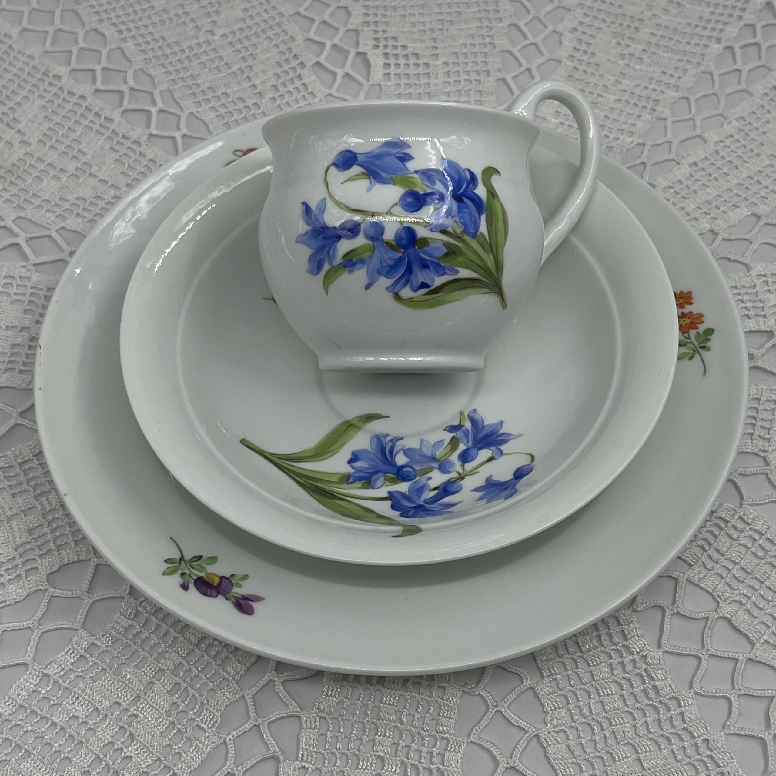 Sammelgedeck 3-tlg. (Tasse/Kaffeetasse, Untertasse, Kuchenteller) Schwanenhals-Tasse – Gestreute Blümchen mit Blumenmuster, 2.WahlAus der weltberühmten Porzellanstadt. SKU2185