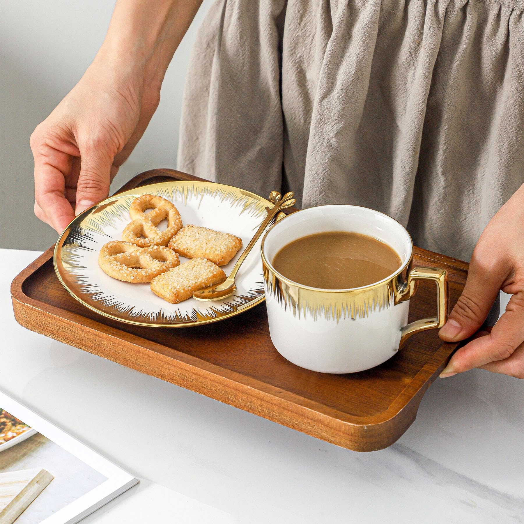Elegancki zestaw ceramicznych filiżanek do kawy – 6 białych kubków do układania w stos, 250 ml, ze złotym wykończeniem i spodkami do tureckiej kawy