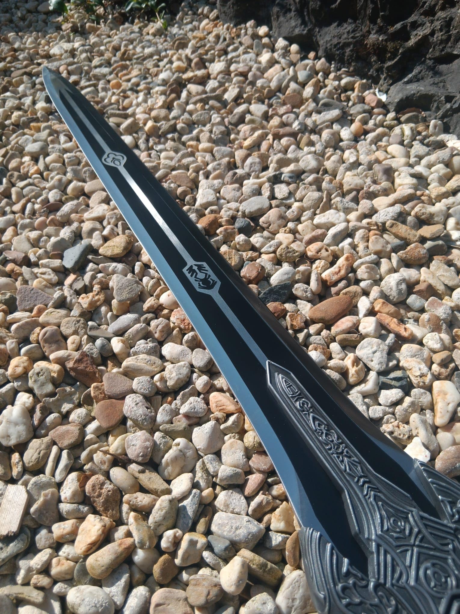 Schwert Artorias 108cm lang 68cm Carbonstahl Klinge Replik mit Holz Wandhalterung Sammlerstück für Fans Sammler Seele von SIF Fans Gamer Videospiel Deko Cosplay LARP Conventions