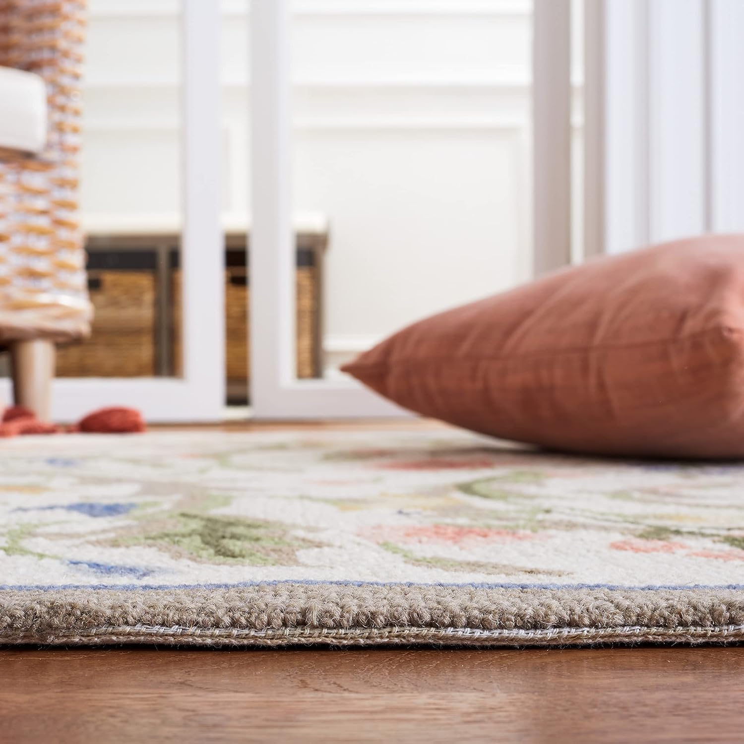 SAFAVIEH Chelsea Collection Area Rug - 4' Round, Ivory, Hand-Hooked French Country Wool, Ideal for High Traffic Areas in Living Room, Bedroom (HK248A)