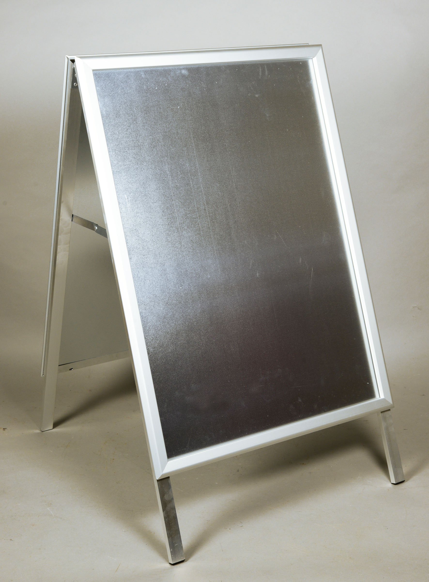 Cadre en aluminium anti-reflet format A1 pour affiche extérieure