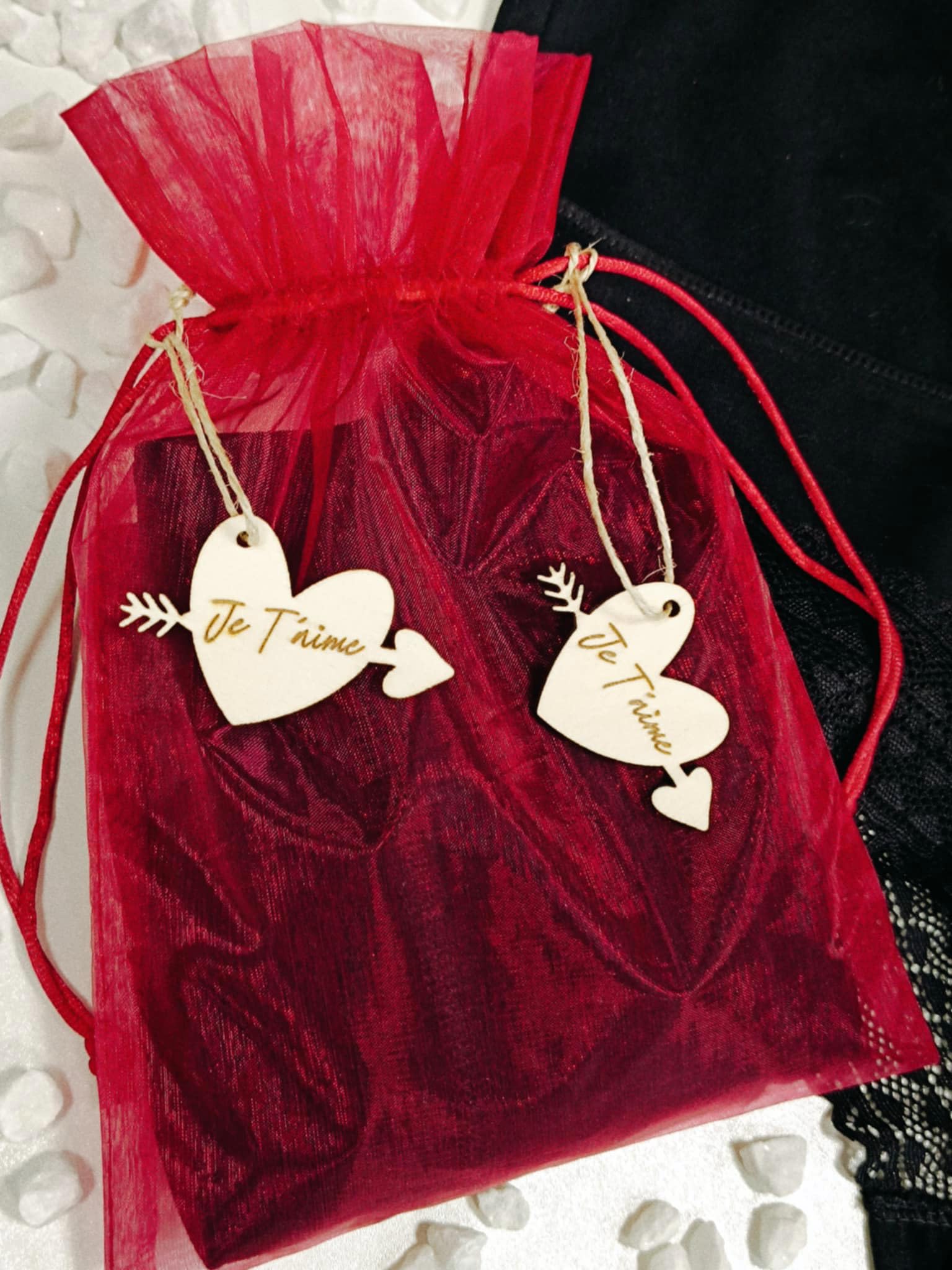 Générique Set Boxer Homme et Culotte Dentelle Femme personnalisé - Cadeau Saint Valentin, Noël, Anniversaire - Motif Ce Petit Appartient - pochon et Deux Decoration en Bois Je t'aime Offert.