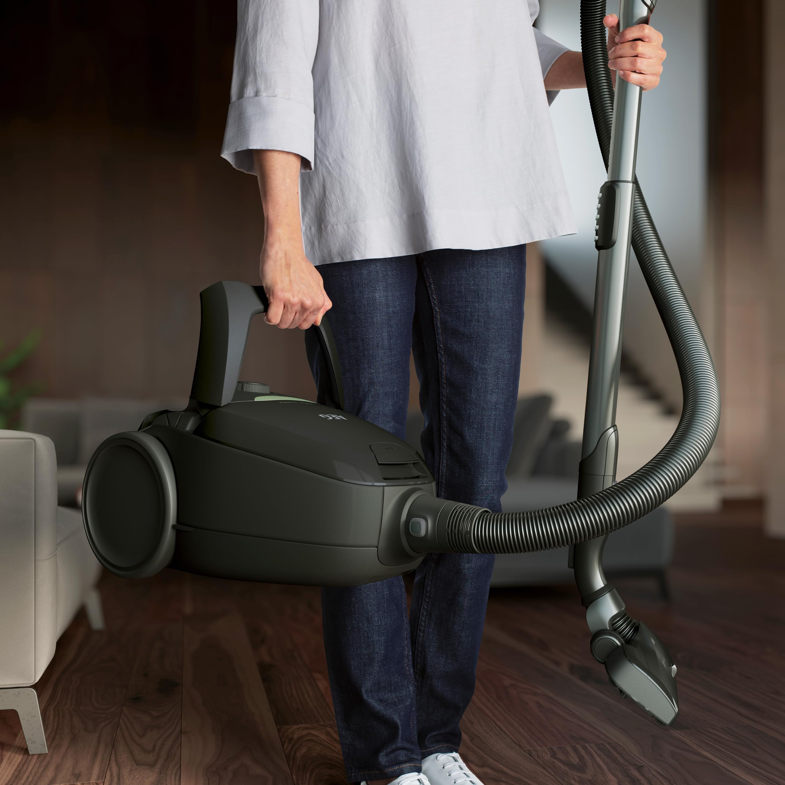 AEG Staubsauger mit Beutel, 75% Recyclingmaterial, Automatische Saugkraftregulierung, Extrem Leise auch auf Teppich, Aufnahme von Großen + Kleinsten Partikeln, Langes Kabel, 600W, Schwarz, VX82-1-ÖKO