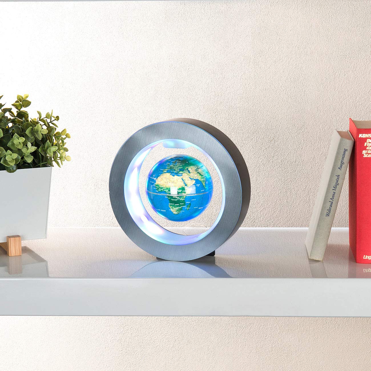 infactory Schwebender Globus: Freischwebender 10-cm-Globus in Magnet-Ring mit bunter LED-Beleuchtung (Schwebende Weltkugel, Freischwebende Globen, Erde)