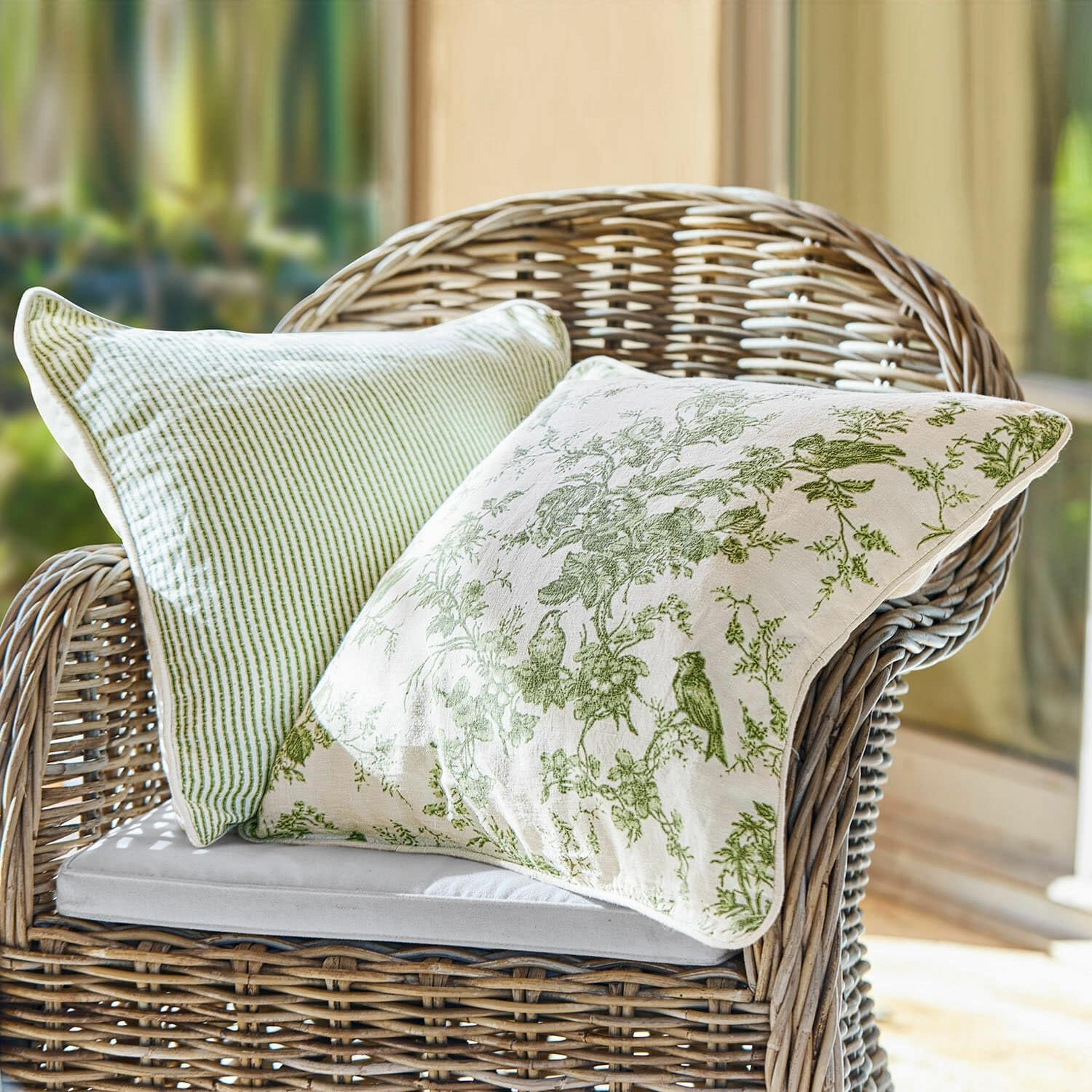 Loberon Kissenhülle 2er Set Mercier, grün/weiß | EIN Bezug mit französischem Toile de Jouy-Muster, EIN Bezug im Streifen-Look, Kissenbezug, Wohntextilien, Baumwolle