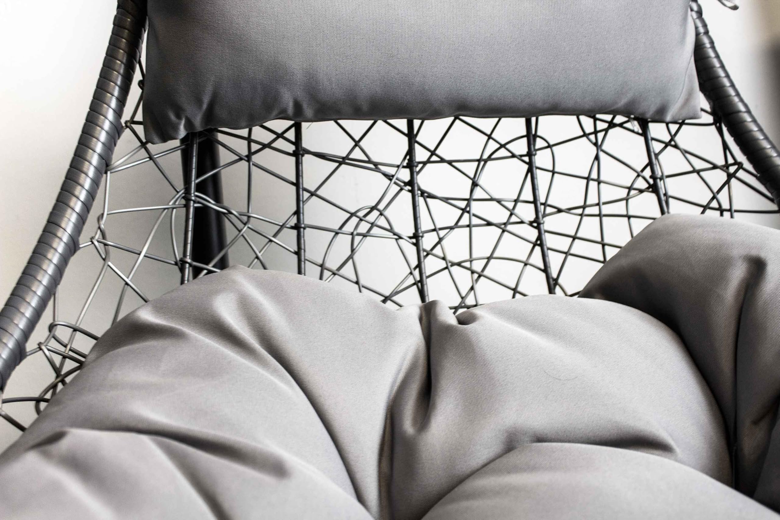 AVANTI TRENDSTORE - Gabiano - Sedia sospesa in acciaio verniciato a polvere con cuscini in poliestere di colore grigio Dimensioni LA 105x195 cm