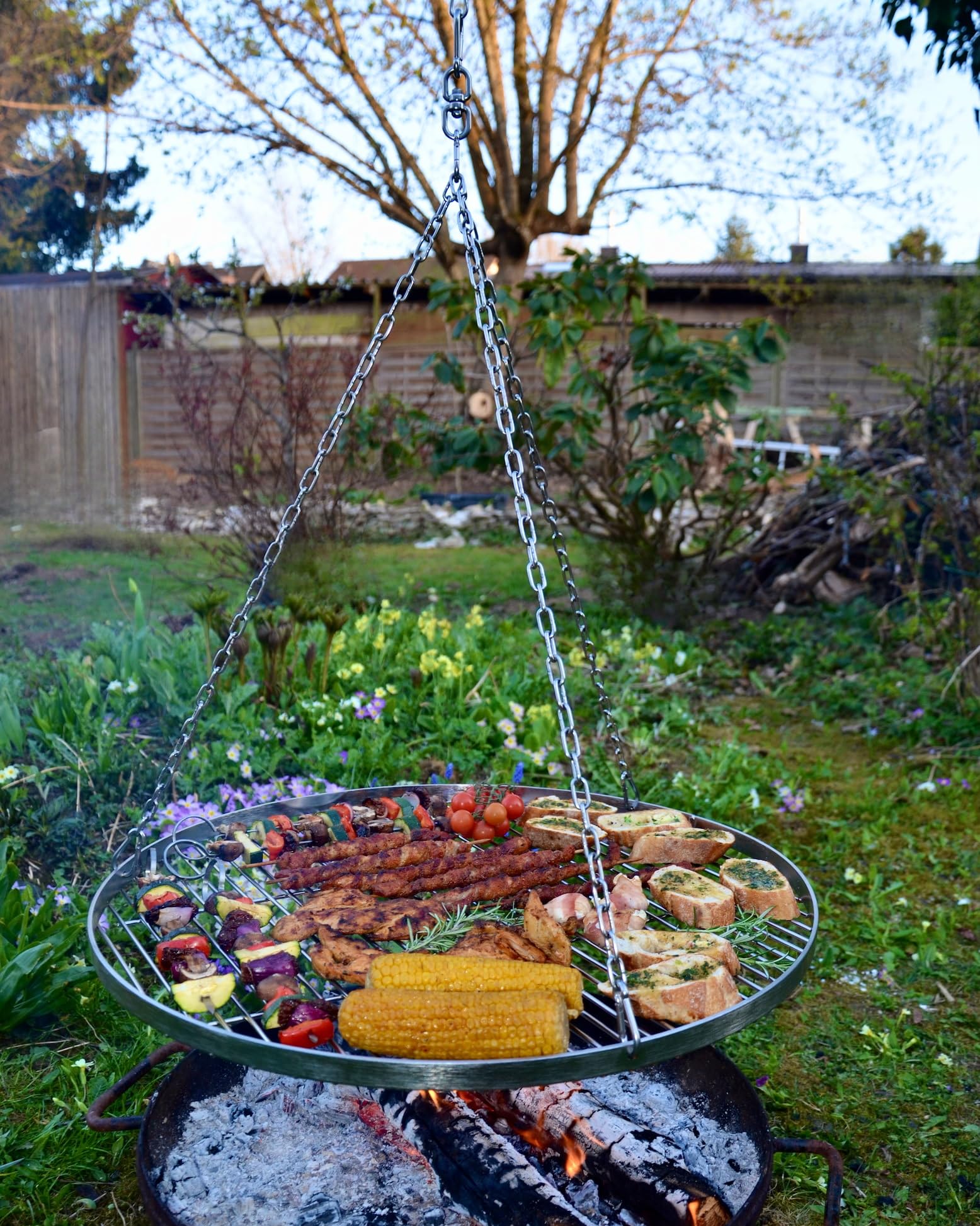 Edelstahl Grillrost Restposten Ø 60 cm – Feingliedriger Grillrost, rund mit Drehwirbel, rostfrei, mit Reling als Grillgut-Absturzsicherung, für Schwenkgrill, Grill Gitter
