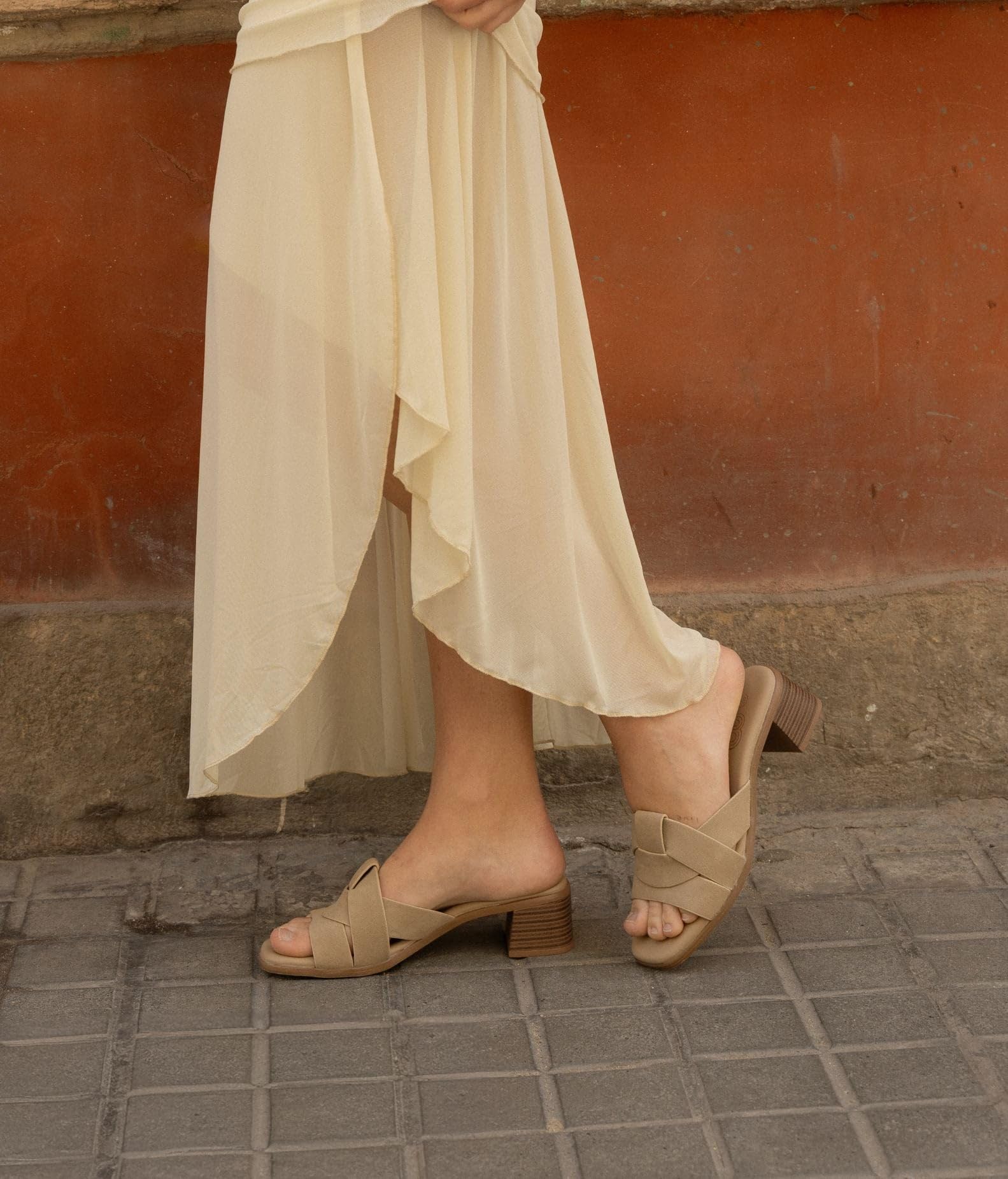 BOSANOVA Sandalias destalonadas Tipo Mule para Mujer con Cosido Beige y Suela de Puntera Cuadrada con tacón Ancho Efecto Madera. Sin Cierre. Calzado para Mujer