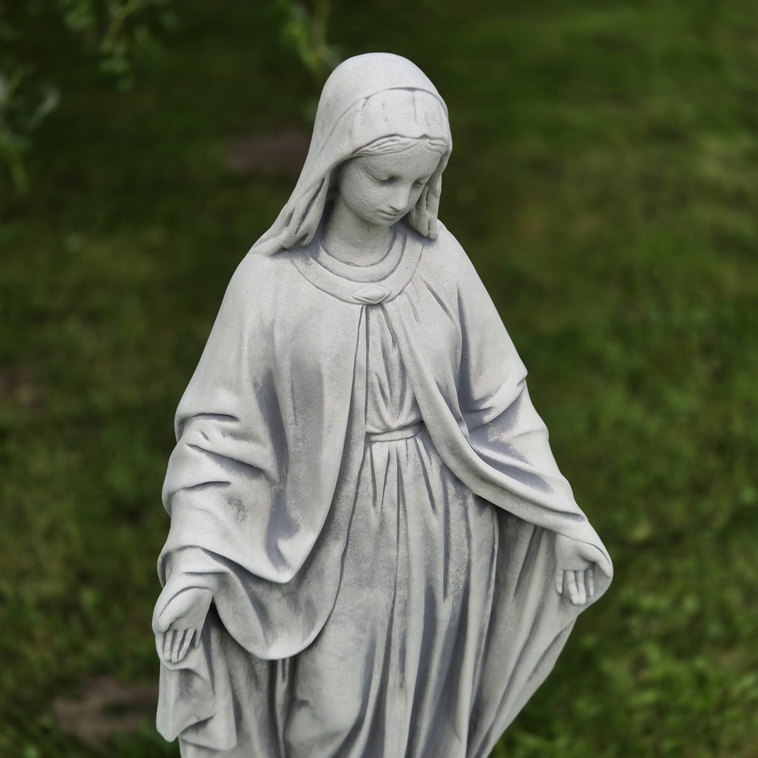 Figure de béton de l'Immaculée Vierge Marie