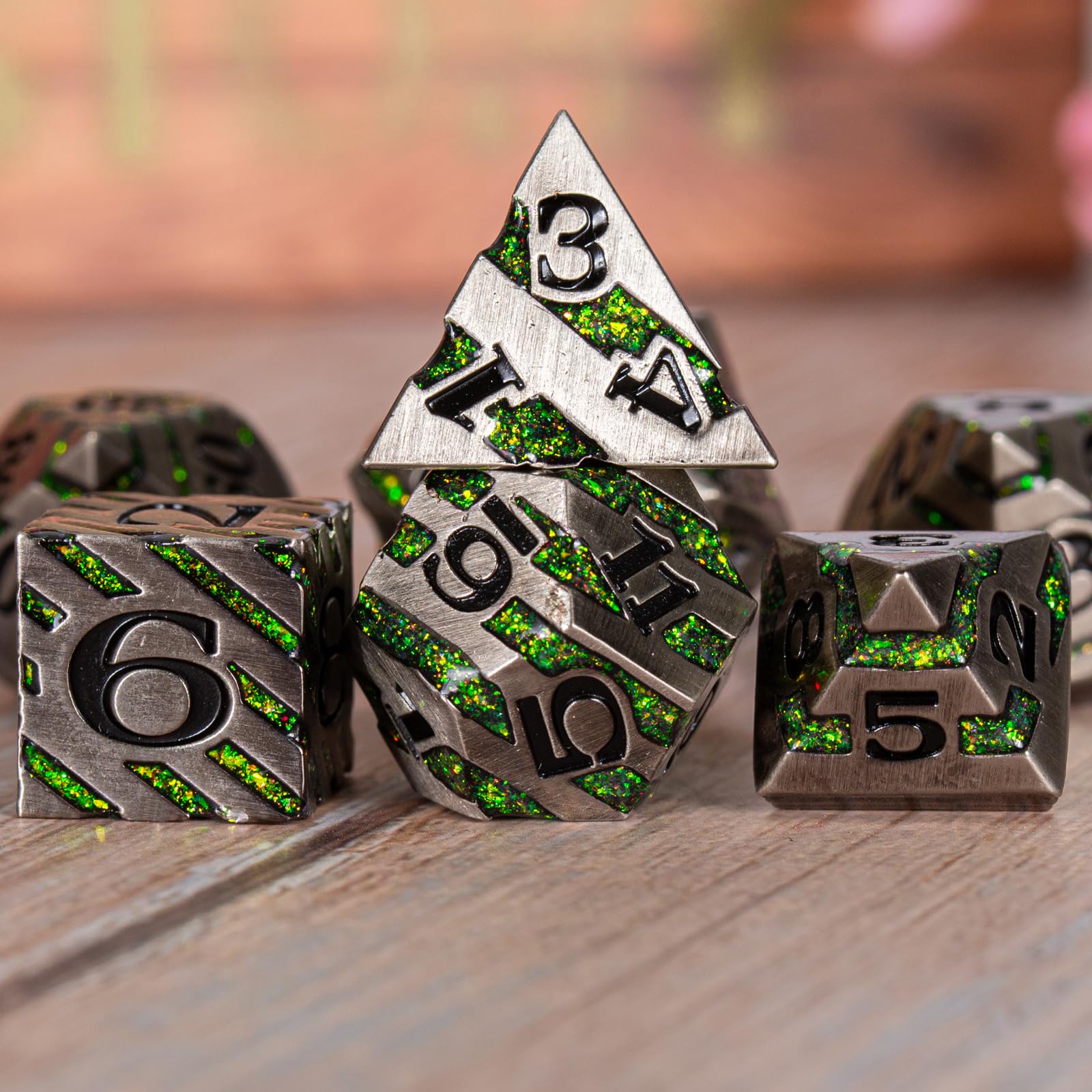 DND - Juego de dados de Dungeons and Dragons D20, dados de rayas metálicas con estuche de regalo, juegos de dados poliédricos para juegos de mesa, dados D&D, MTG, Pathfinder (níquel antiguo, morado