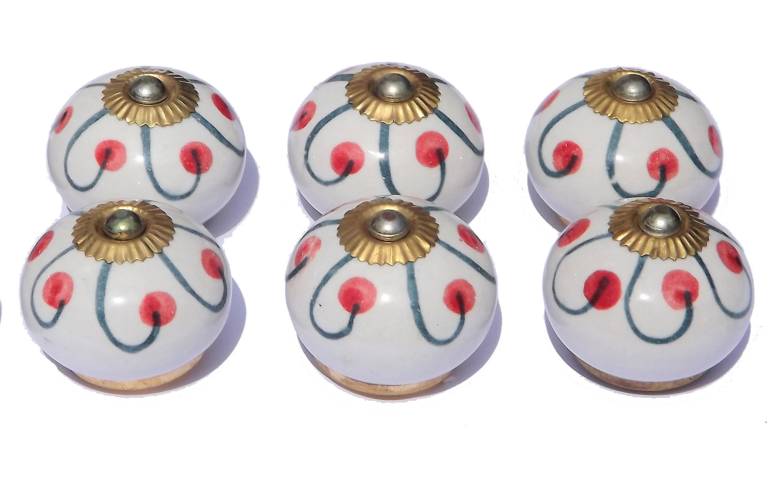 Boutons de porte en céramique à pois rouges pour créer un intérieur cosy au charme d'antan