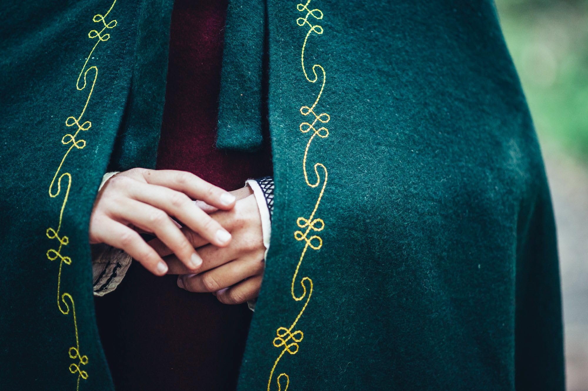 Leonardo Carbone® Ásidís średniowieczna peleryna wełniana z haftem ręcznym – średniowieczna odzież damska, peleryna damska, kostium hobbit, odzież LARP, Wikingowie, Cosplay, Halloween, karnawał