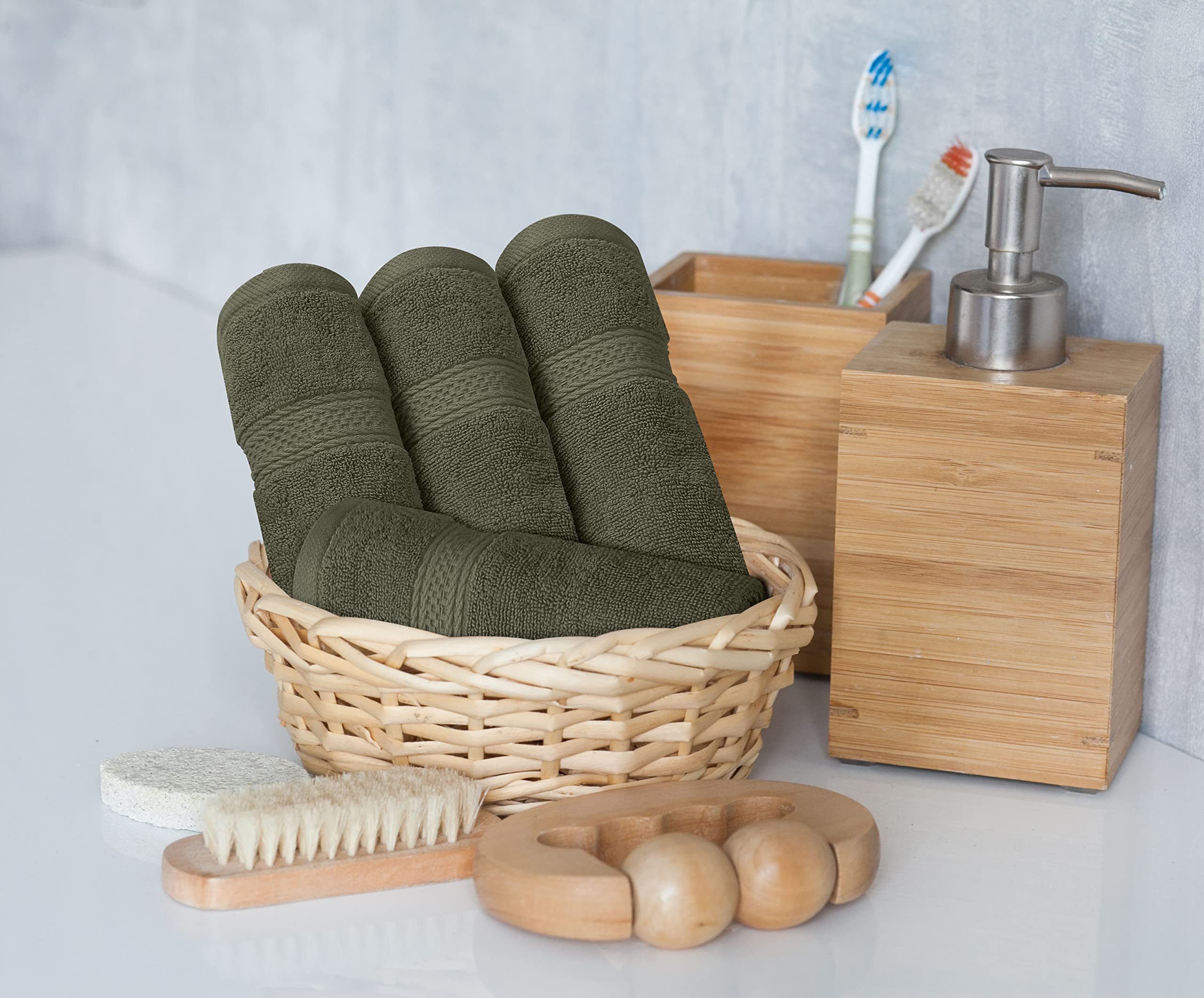 Utopia, Set di 8 asciugamani composto da 2 teli bagno, 2 ospiti e 4 lavette, in 100% cotone filato ad anelli da 600 g/m², altamente assorbenti, per bagno, palestra, hotel e spa (verde oliva opaco)