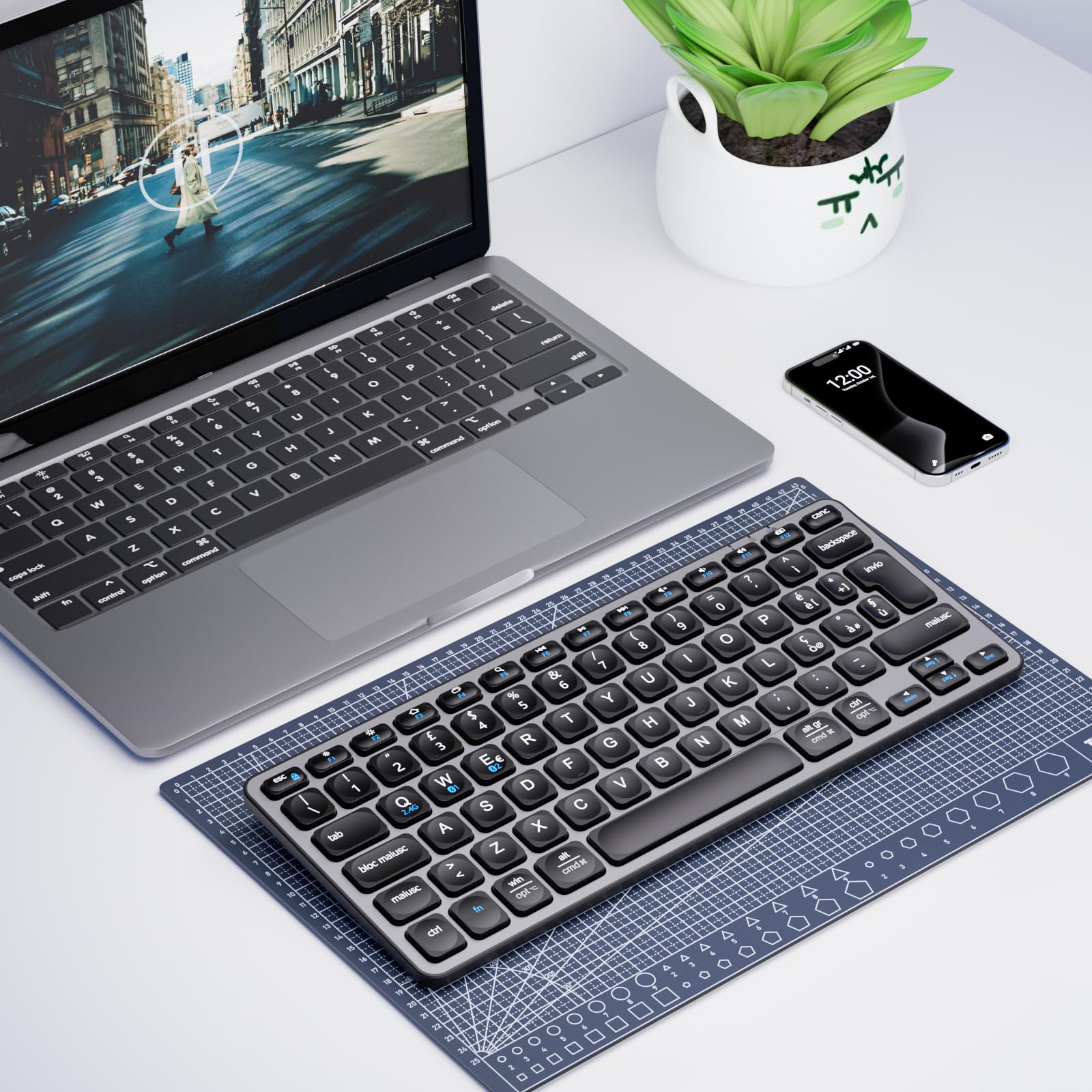 iClever Tastiera Bluetooth, Compatta Tastiera Mac Wireless(2.4GHz+Bluetooth), Layout Italiano QWERTY, Ricaricabile USB-C, Ultra-sottile Compatibile con Mac,per MacBook Pro/Air/iMac,iPad,iPhone,Windows
