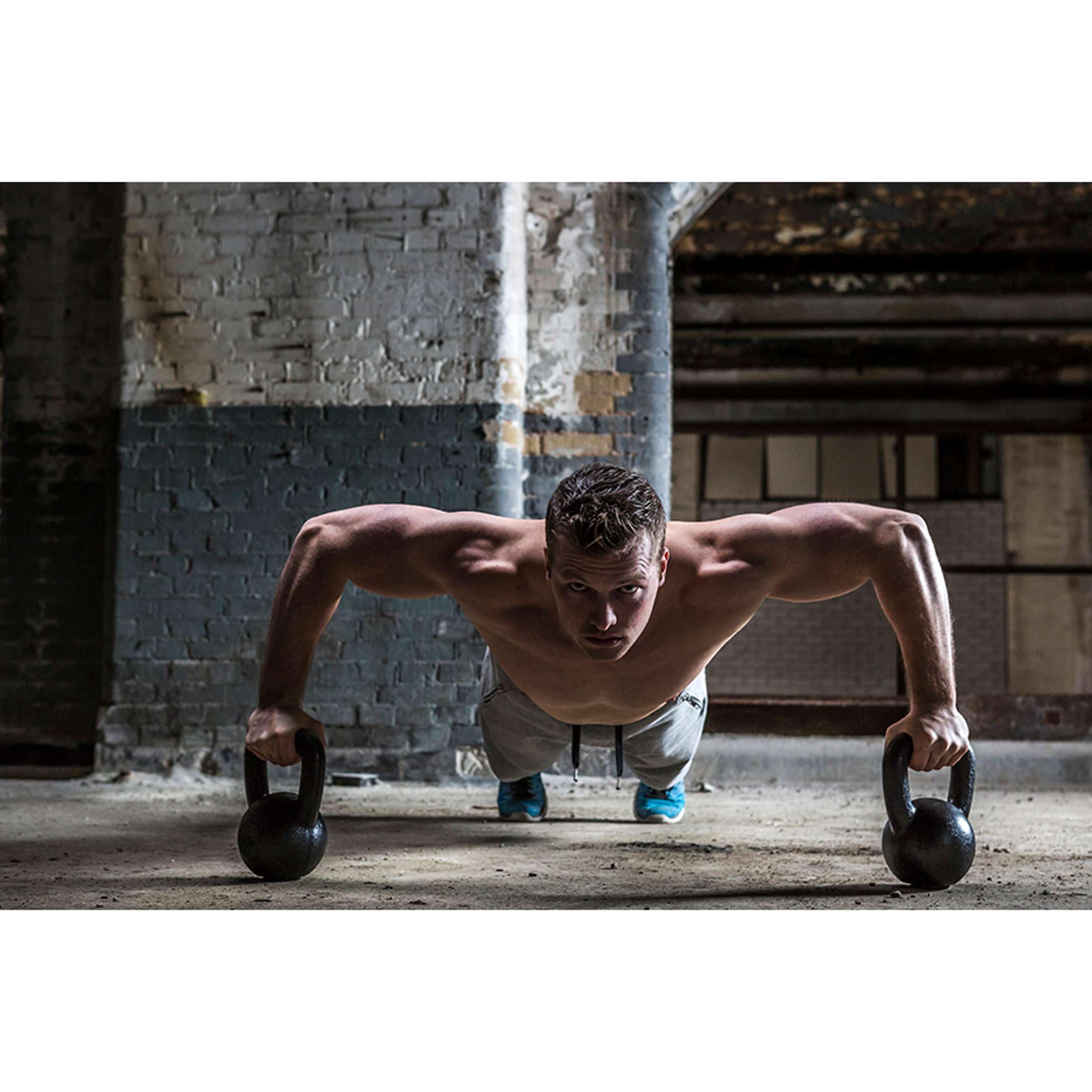 Tunturi Kugelhantel 12 kg aus Gusseisen mit Gummiboden, Kettlebell