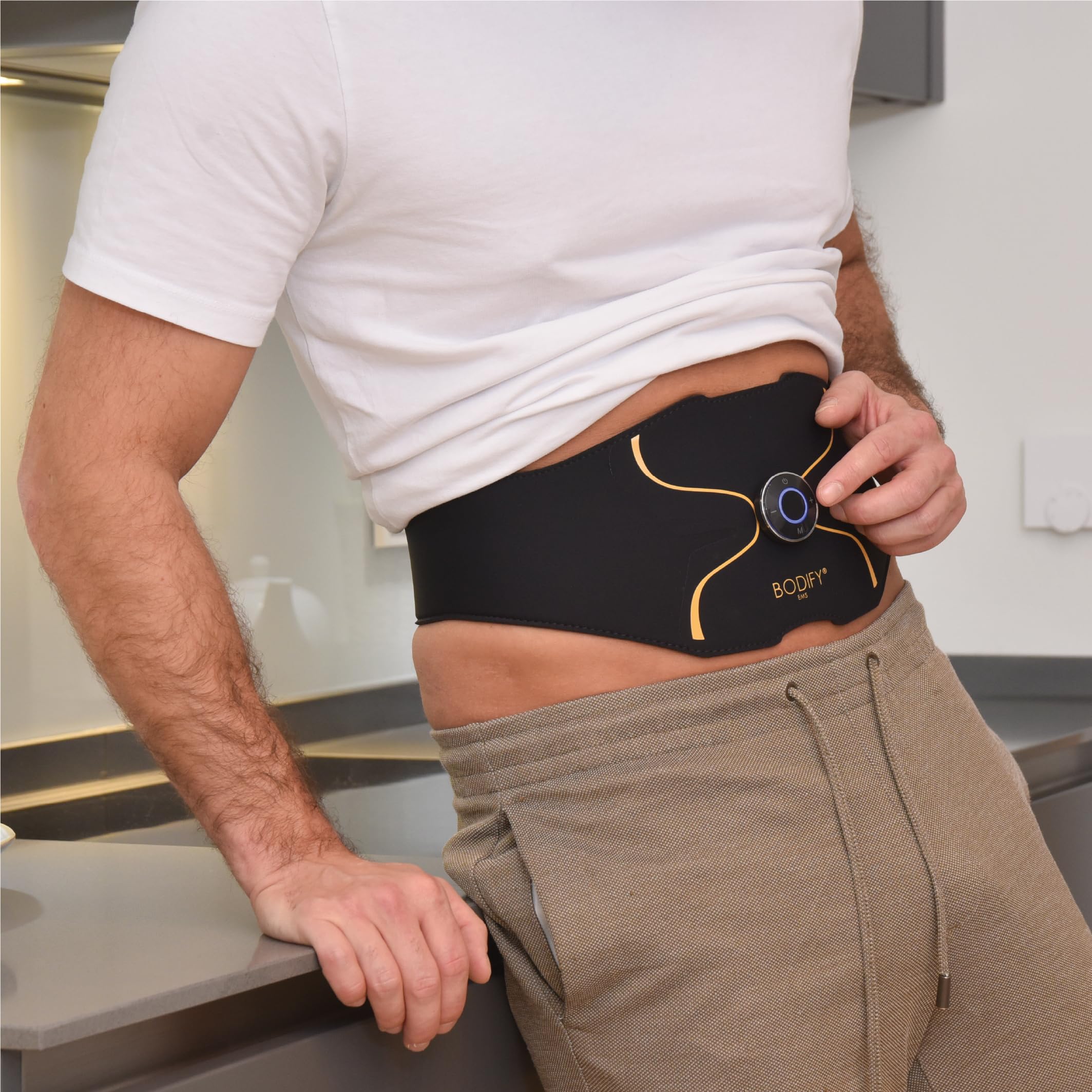 Bodify® EMS Bauchtrainer Pro - Gezielte Stimulation der Bauch Muskulatur! - Muskelaufbau - Bauchtrainer - Stimulationsgerät Bauch Muskeln - Bauchmuskeltrainer für Männer und Frauen Das ORIGINAL