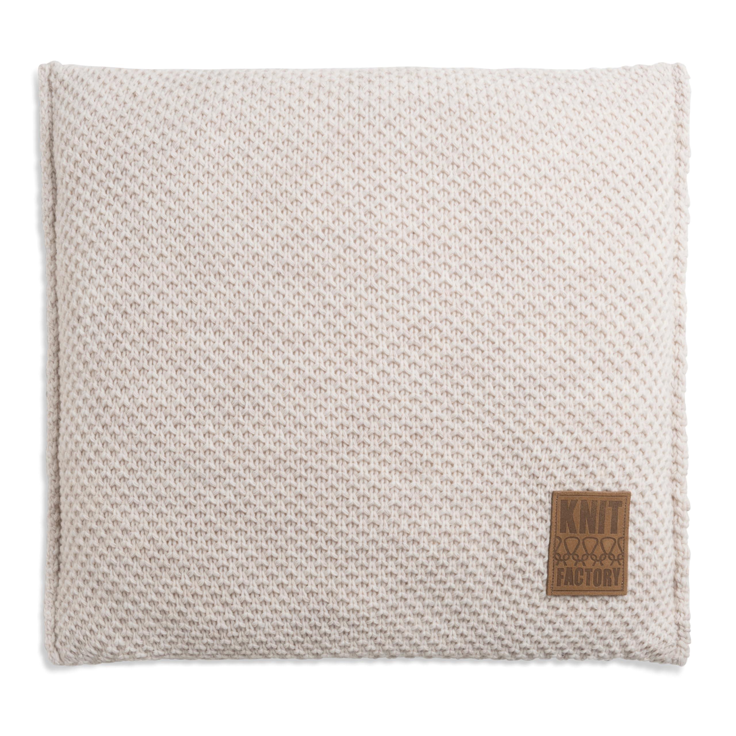 KNIT FACTORY - Lynn Quadratisches Zierkissen - Beige - 50x50 cm | Sofakissen mit Füllung und Bezug - Couchkissen - Zierkissen - Grob gestrickter Dekokissen - Zeitloses Design