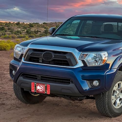 Miniatura 94 de Rico Industries Etiqueta de metal de baloncesto de la NBA de 6 x 12 pulgadas, ideal para camiones/coches/SUV